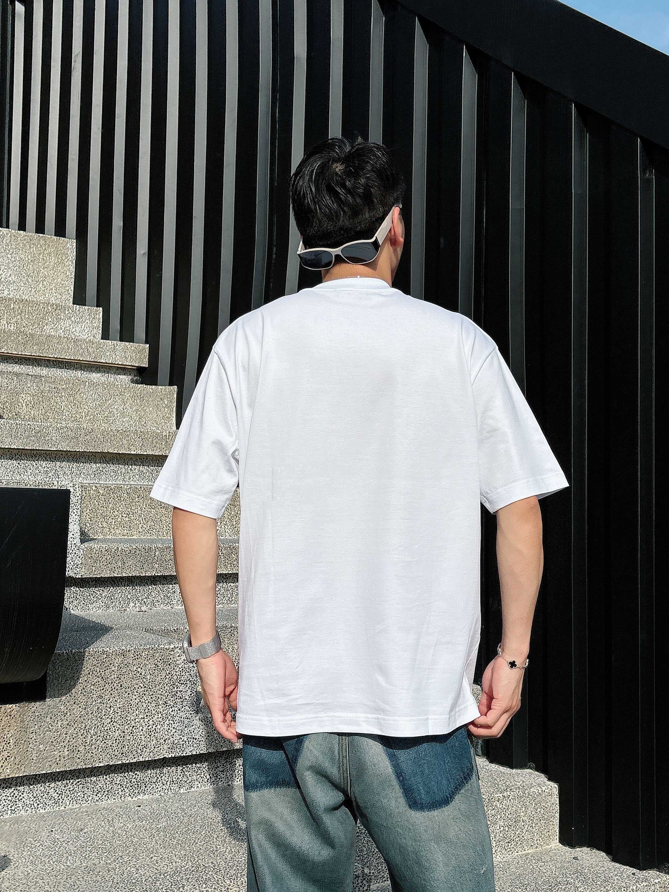 巴黎世家 2025春夏新款首发专柜最新款短袖圆领T恤 高端订制 设计前卫时尚！品牌logo重工艺设计 高