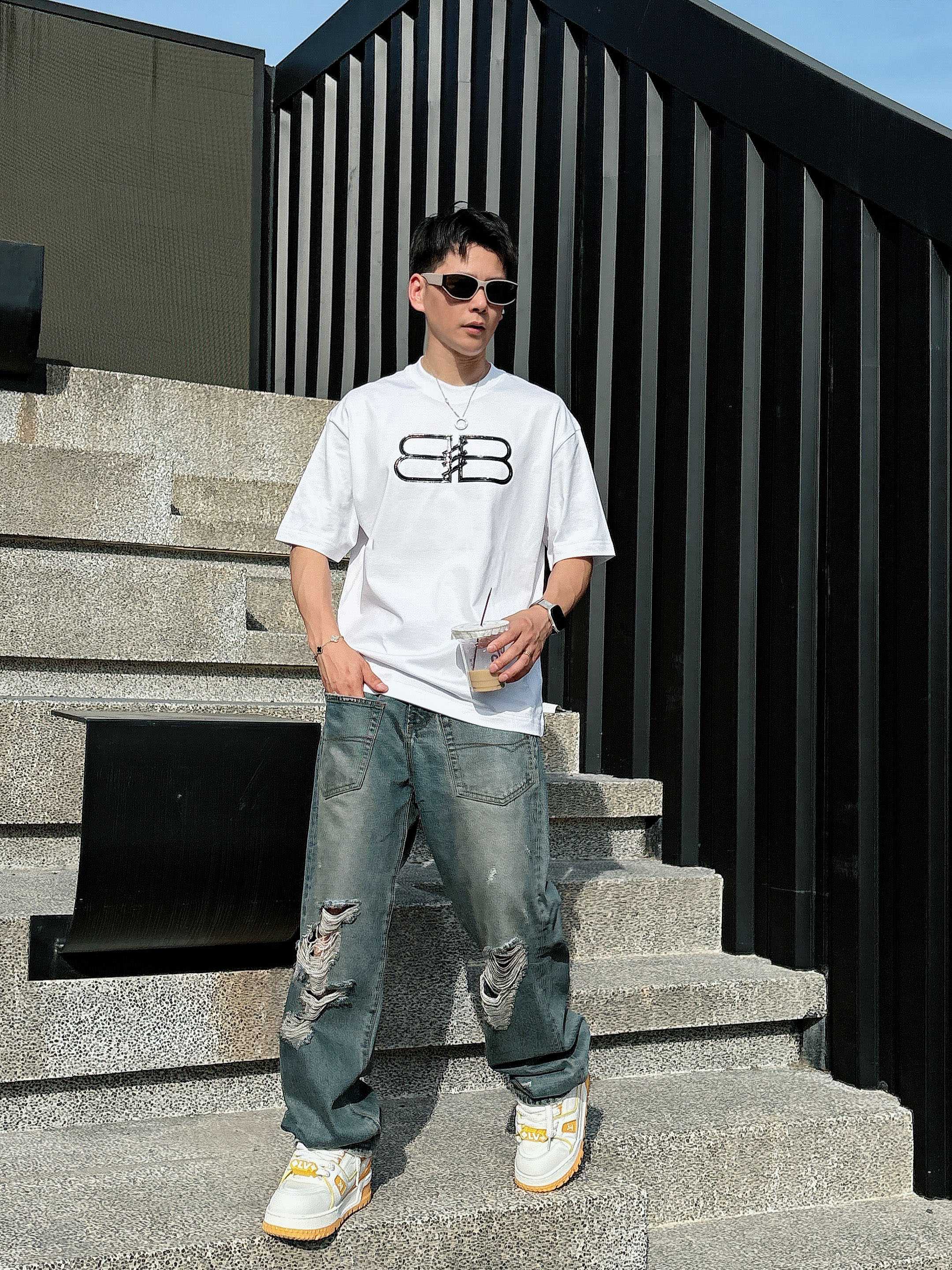 巴黎世家 2025春夏新款首发专柜最新款短袖圆领T恤 高端订制 设计前卫时尚！品牌logo重工艺设计 高