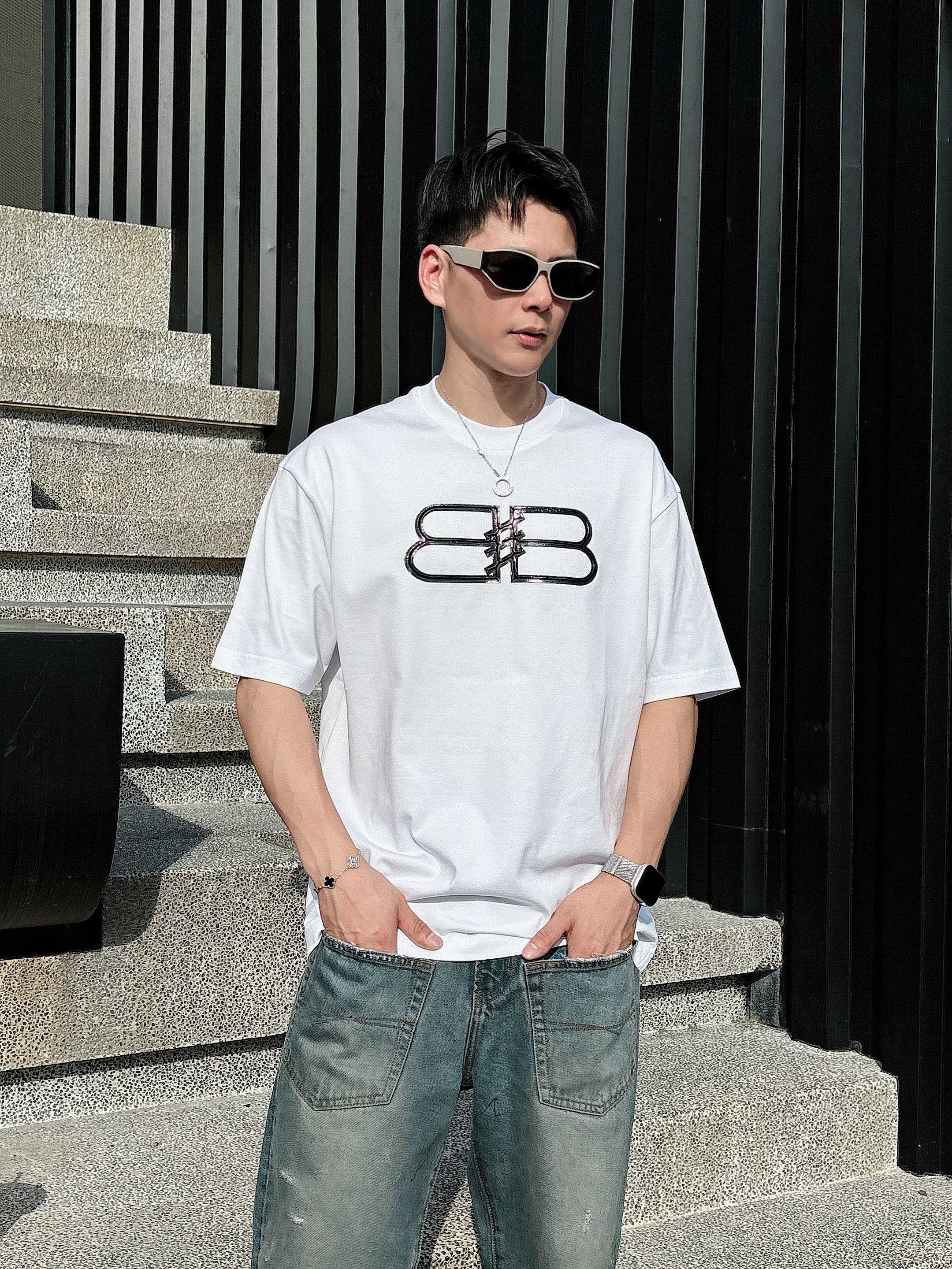 巴黎世家 2025春夏新款首发专柜最新款短袖圆领T恤 高端订制 设计前卫时尚！品牌logo重工艺设计 高