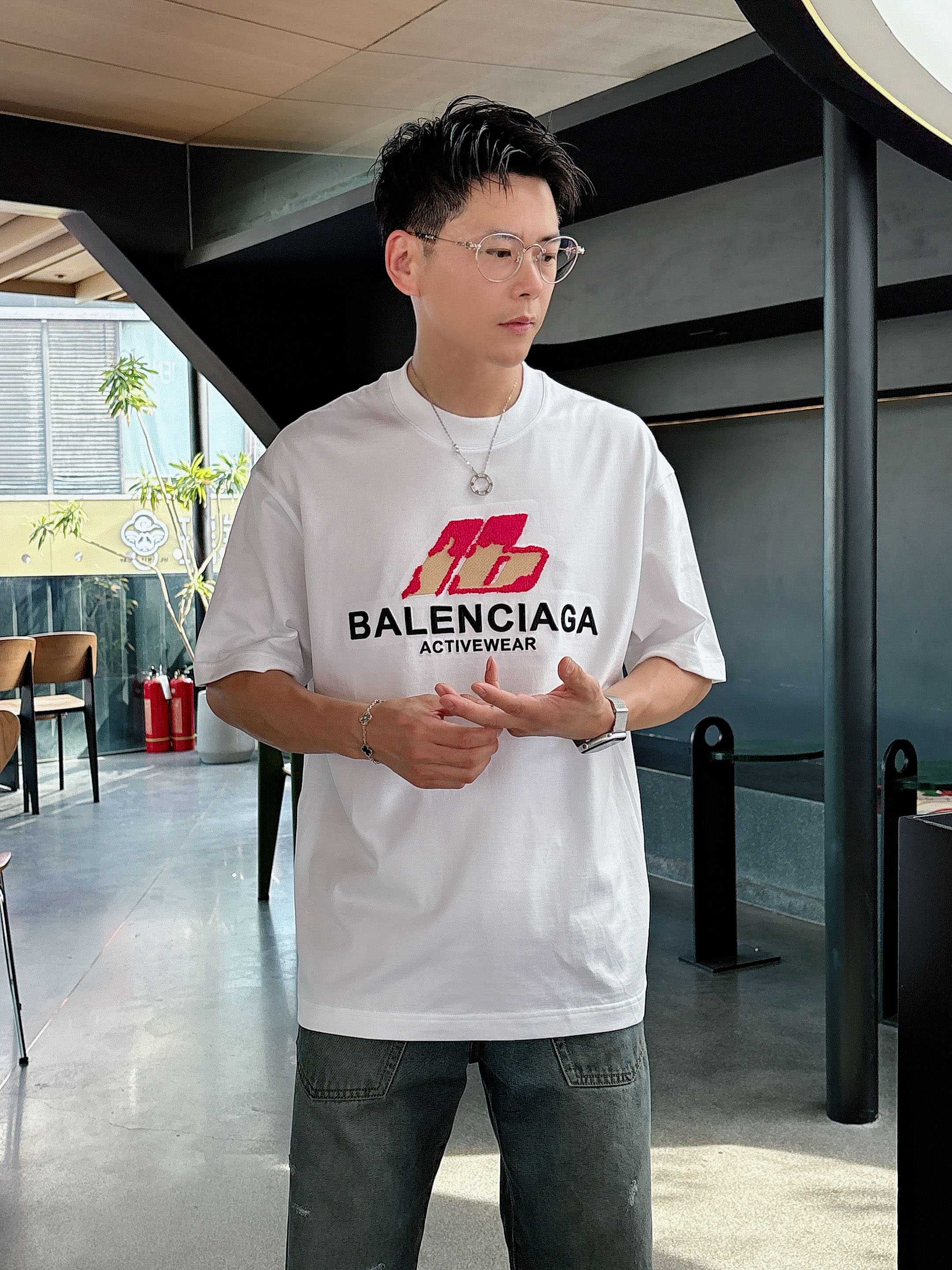 巴黎世家 2025春夏新款首发专柜最新款短袖圆领T恤 高端订制 设计前卫时尚！品牌logo重工艺设计 高