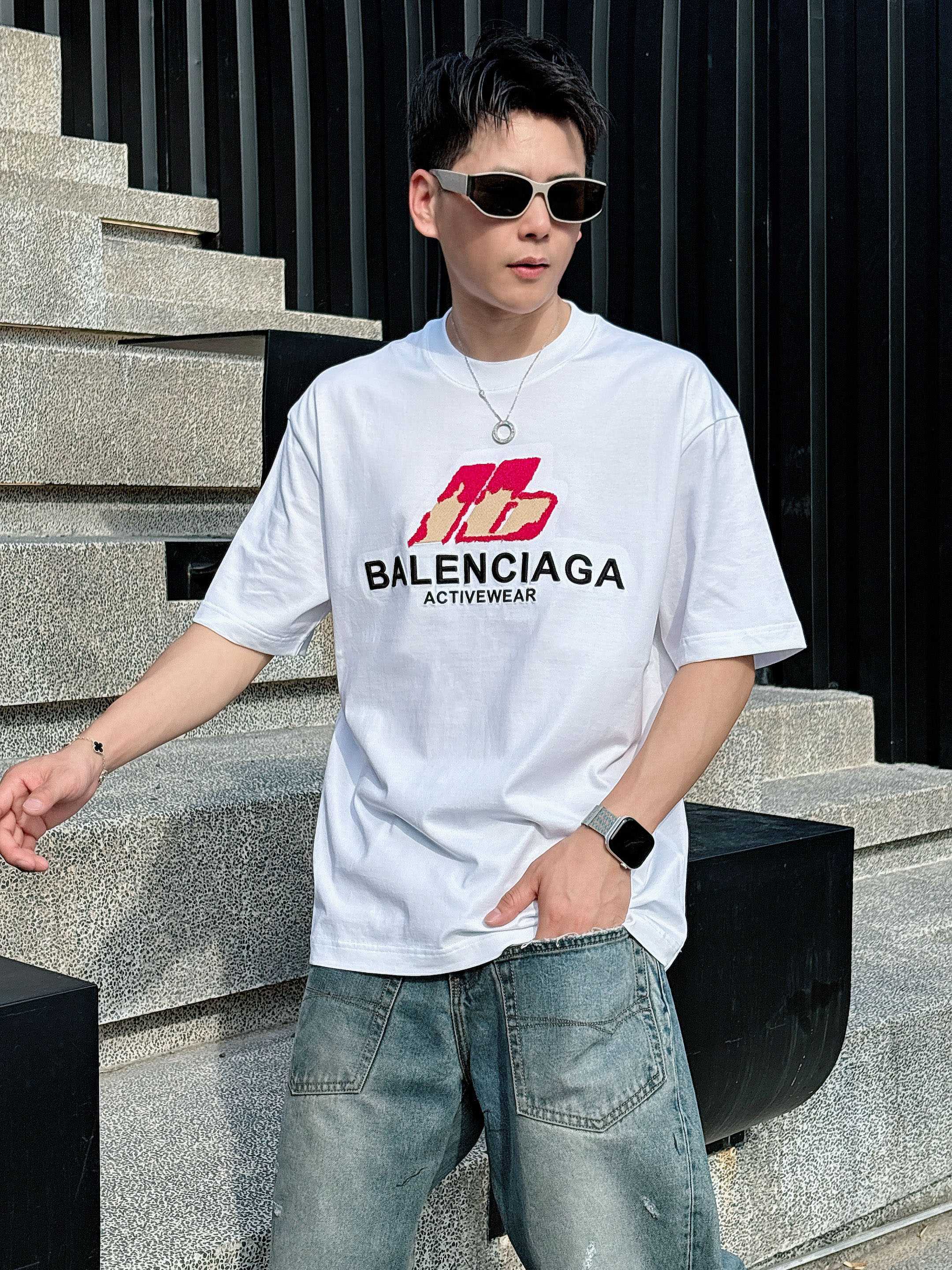 巴黎世家 2025春夏新款首发专柜最新款短袖圆领T恤 高端订制 设计前卫时尚！品牌logo重工艺设计 高