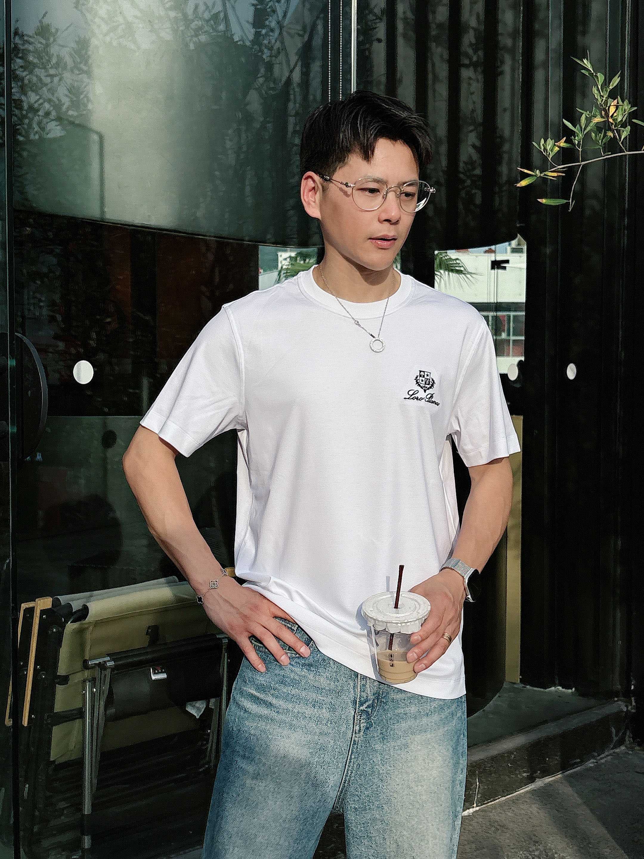     lp。  1950春夏新款首发专柜最新款短袖圆领T恤 高端订制 设计前卫时尚！品牌logo重工艺