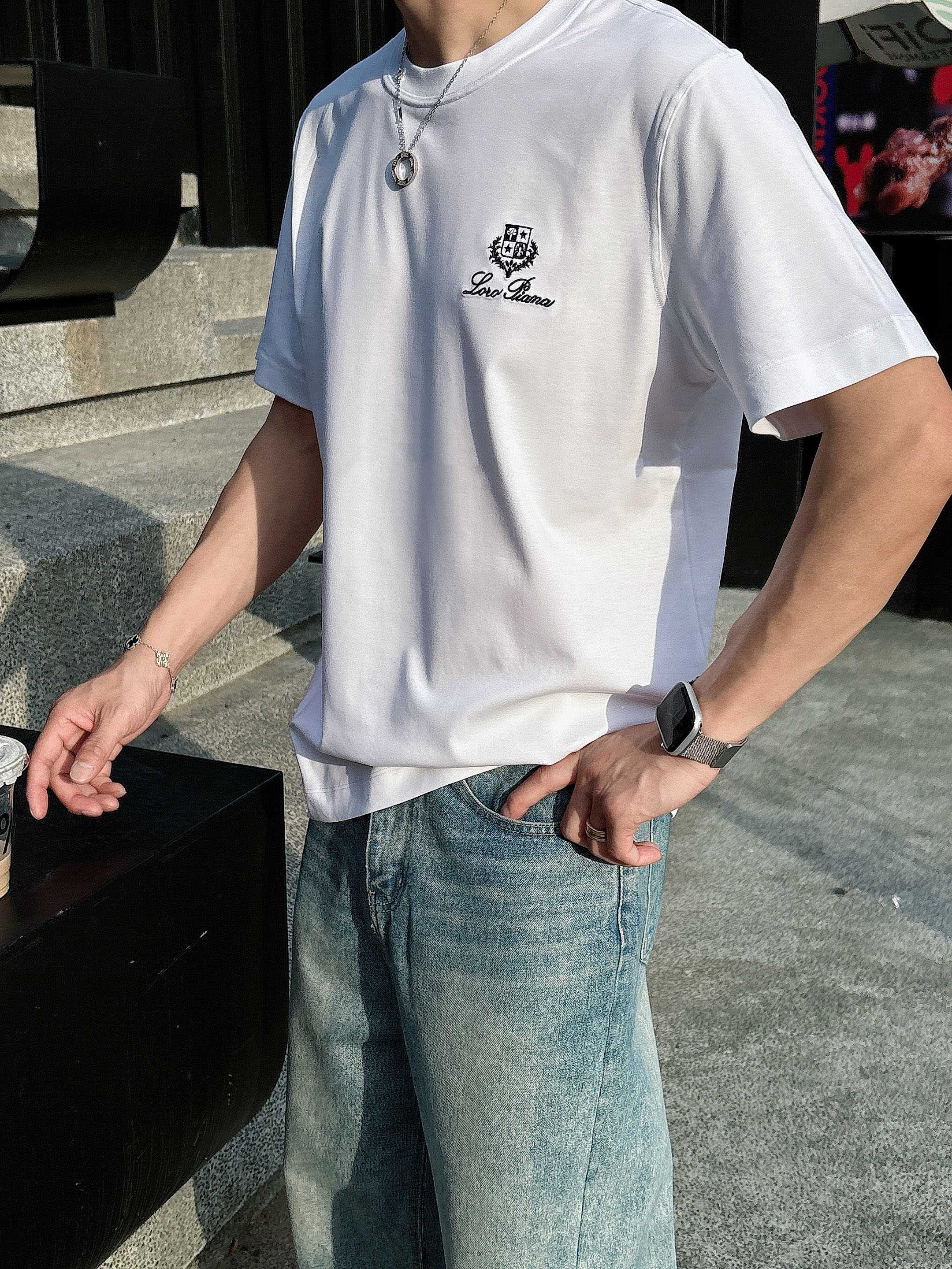    lp。  1950春夏新款首发专柜最新款短袖圆领T恤 高端订制 设计前卫时尚！品牌logo重工艺