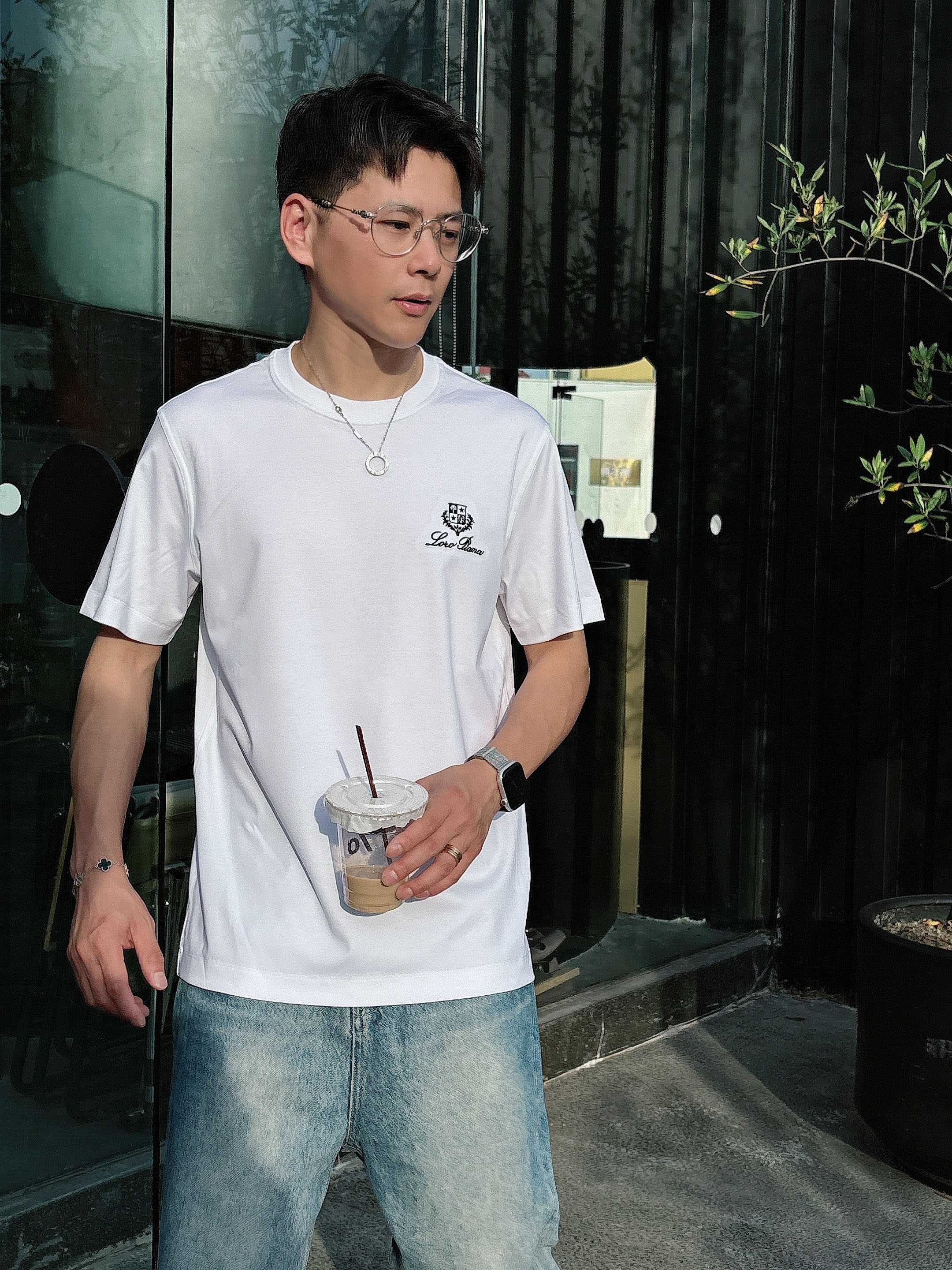     lp。  1950春夏新款首发专柜最新款短袖圆领T恤 高端订制 设计前卫时尚！品牌logo重工艺