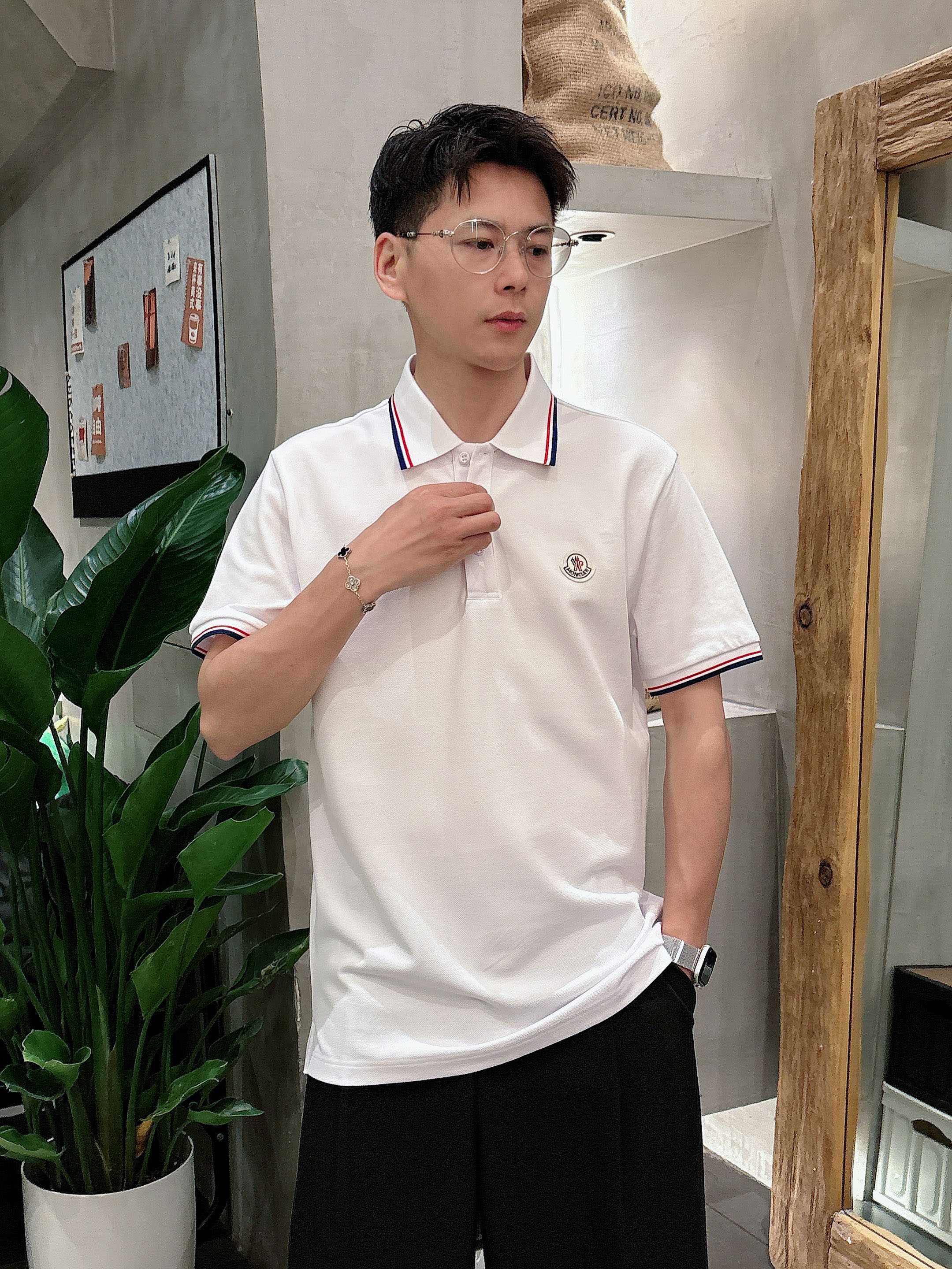 NO:504325,The new spring and summer 2025 new spring and summer first-time counter latest short-sleeved lapel T-shirt, high-end customization, avant-garde and fashionable design!  Brand logo heavy craft design, high-end customized mercerated cloud cotton fabric, soft feel, comfortable to wear, exquisite counter-level car line, fine workmanship, invincible and handsome upper body effect!  A must-have item for handsome men!  Color black white Number M-3XL AAA1, Moncler, T-shirt,tees, t-shirt,alexander wang19860909蒙口 2025春夏新款首发专柜最新款短袖翻领T恤 高端订制 设计前卫时尚！品牌logo重工艺设计 高端定制丝光云朵棉面料.手感柔软.穿着舒适.专柜级别精致车线.做工精细.上身效果无敌帅气！型男必备单品！ 颜色黑色 白色 码数M-3XL AAA1,,Moncler,T-shirt,tees，t-shirt,alexander wang,Men's clothing