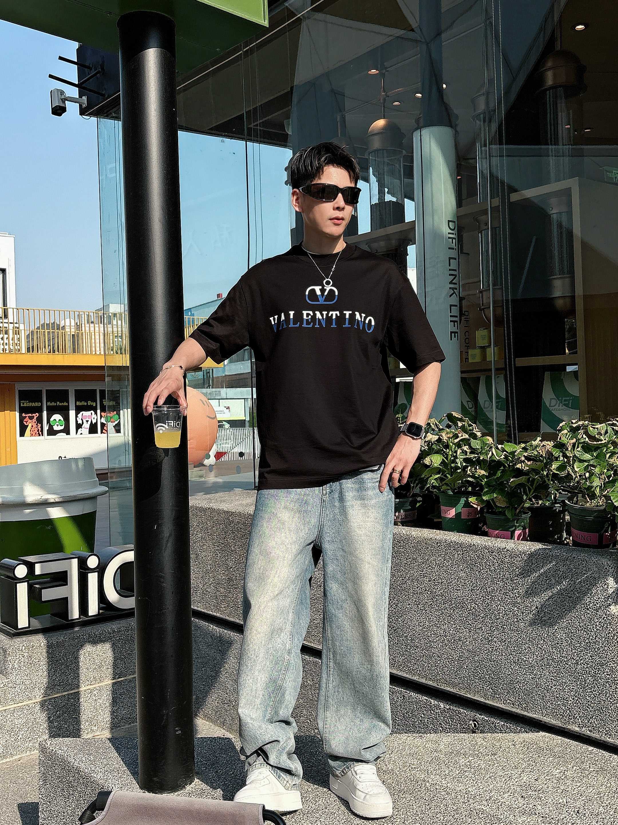 华伦天奴 2025春夏新款首发专柜最新款短袖圆领T恤 高端订制 设计前卫时尚！品牌logo重工艺设计 高