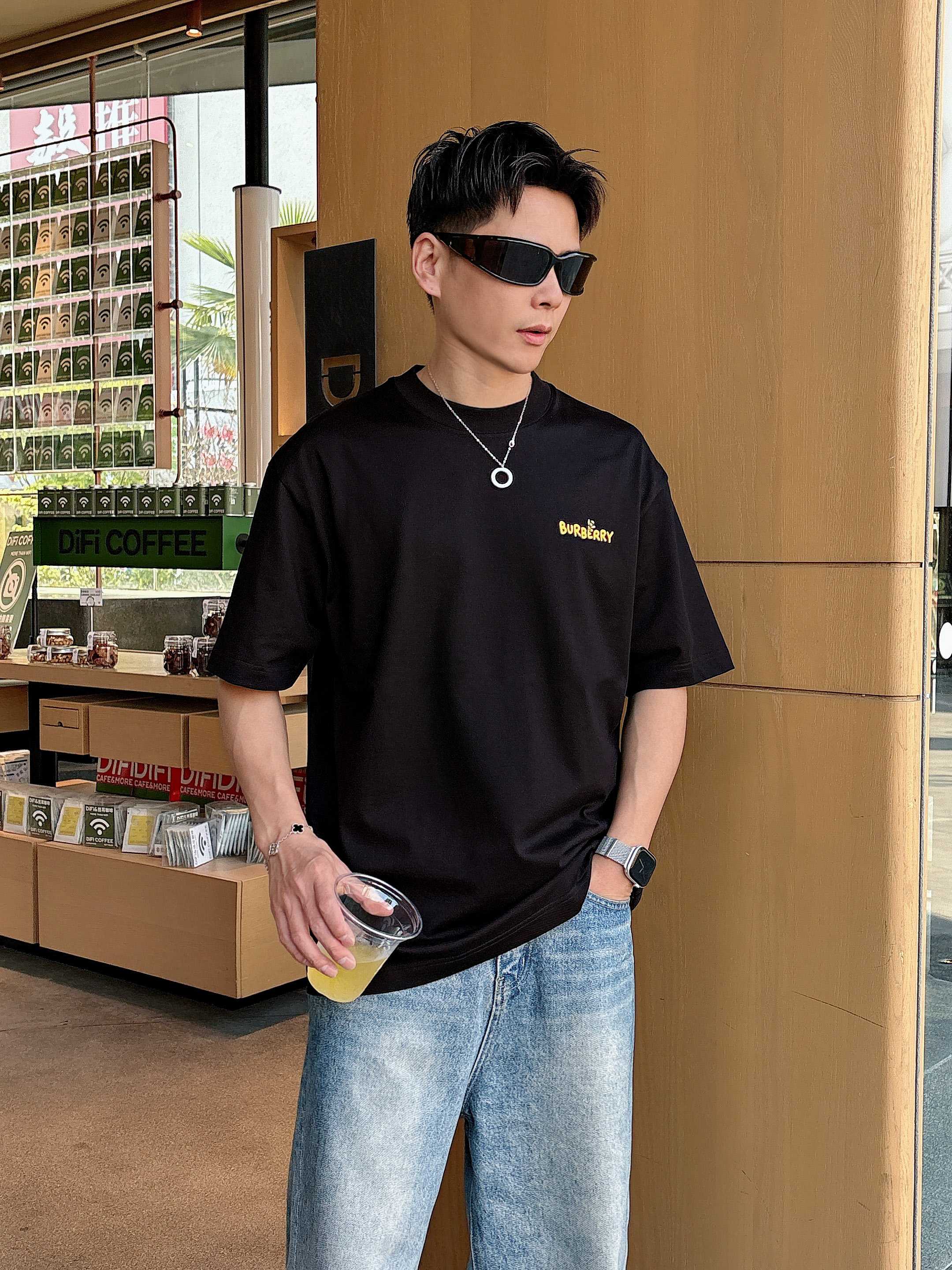 巴宝莉 2025春夏新款首发专柜最新款短袖圆领T恤 高端订制 设计前卫时尚！品牌logo重工艺设计 高端