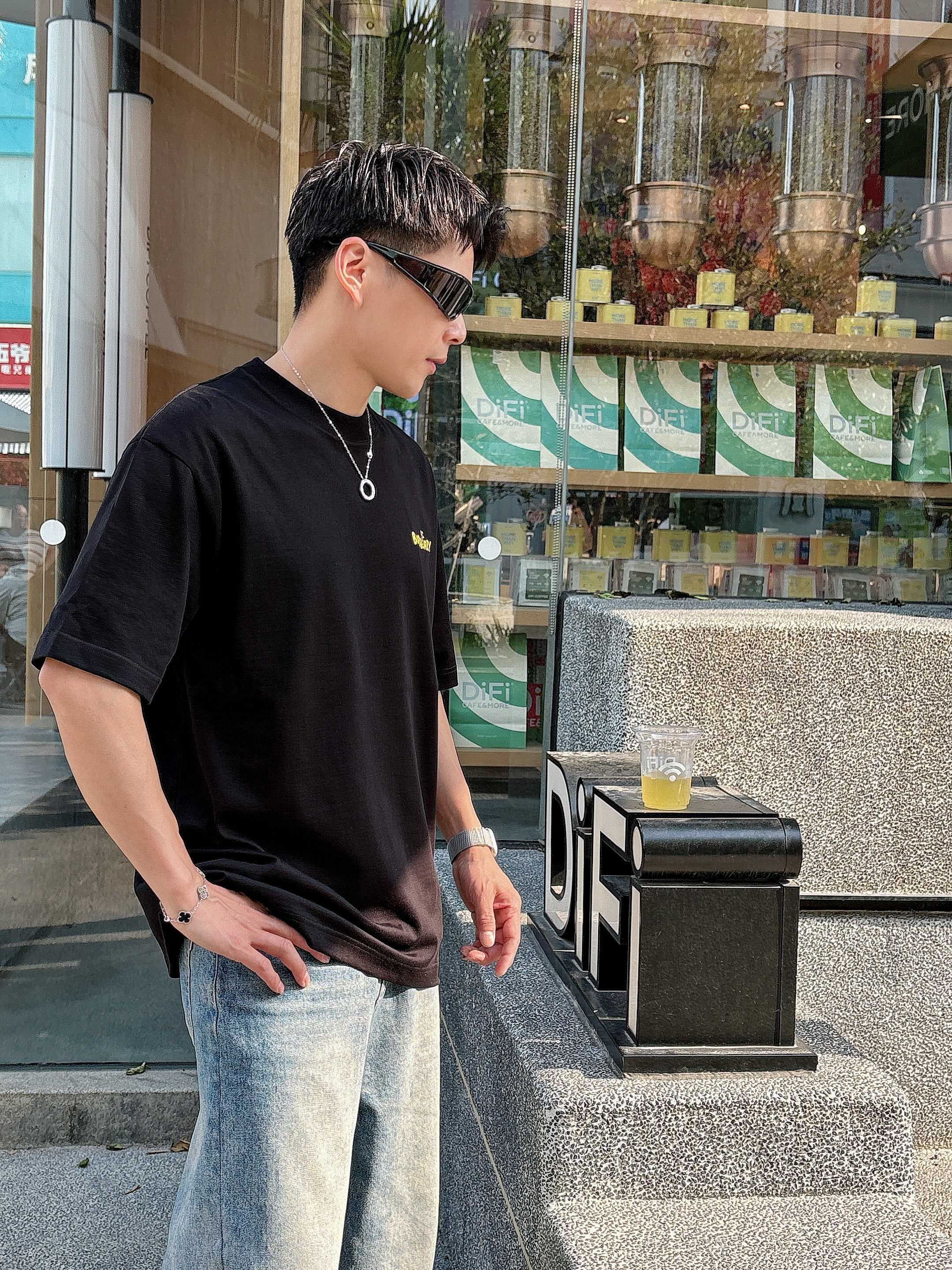 巴宝莉 2025春夏新款首发专柜最新款短袖圆领T恤 高端订制 设计前卫时尚！品牌logo重工艺设计 高端