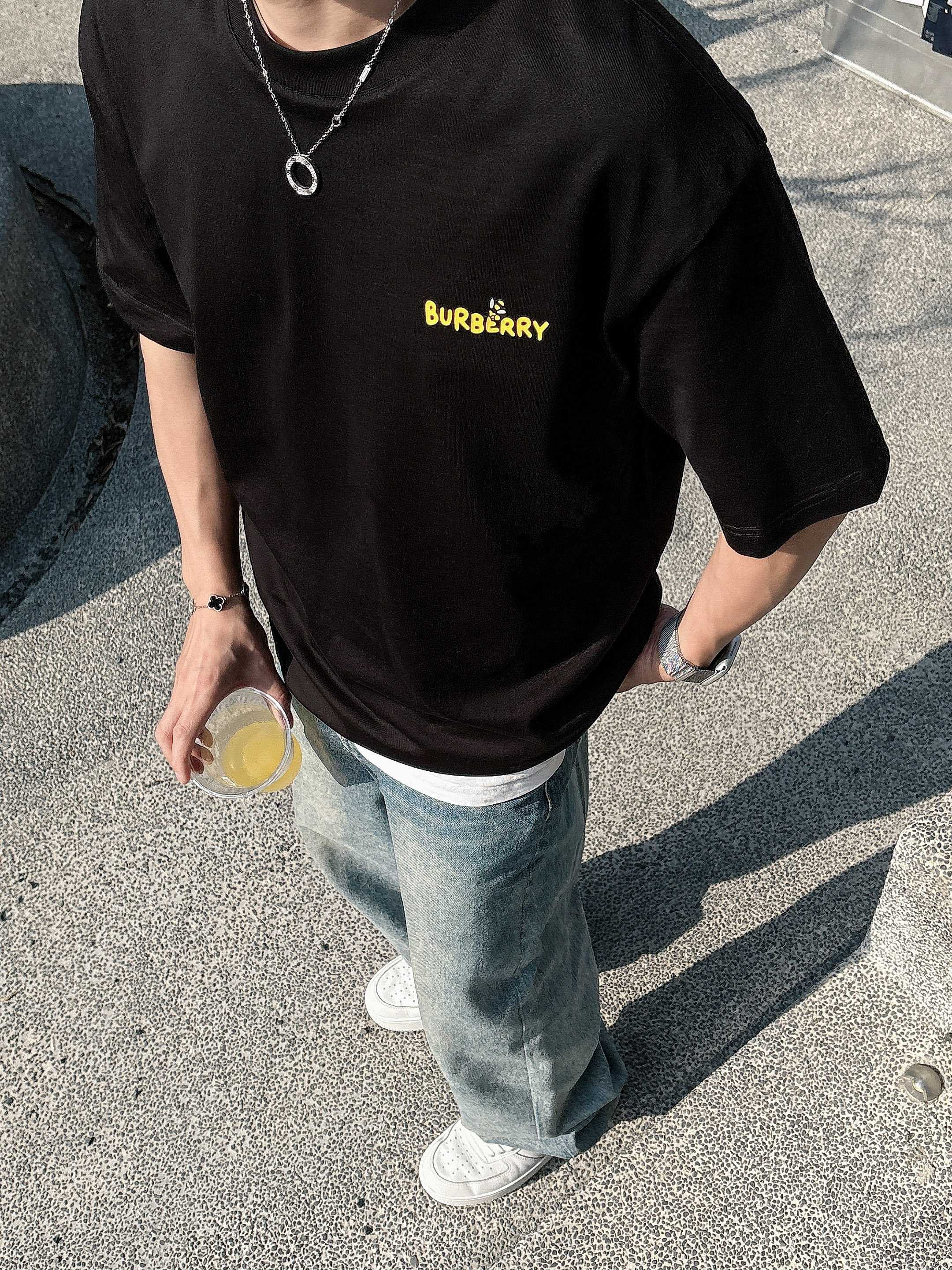 巴宝莉 2025春夏新款首发专柜最新款短袖圆领T恤 高端订制 设计前卫时尚！品牌logo重工艺设计 高端