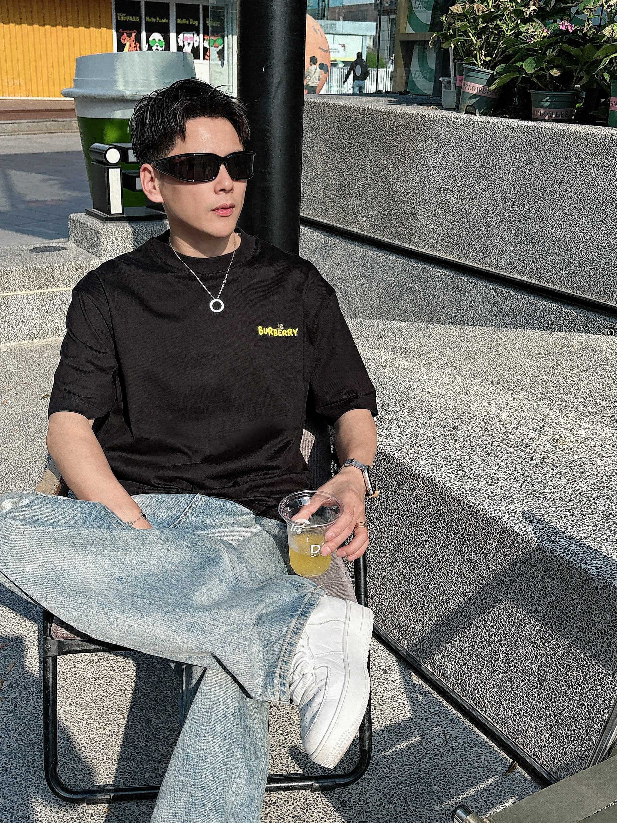 巴宝莉 2025春夏新款首发专柜最新款短袖圆领T恤 高端订制 设计前卫时尚！品牌logo重工艺设计 高端