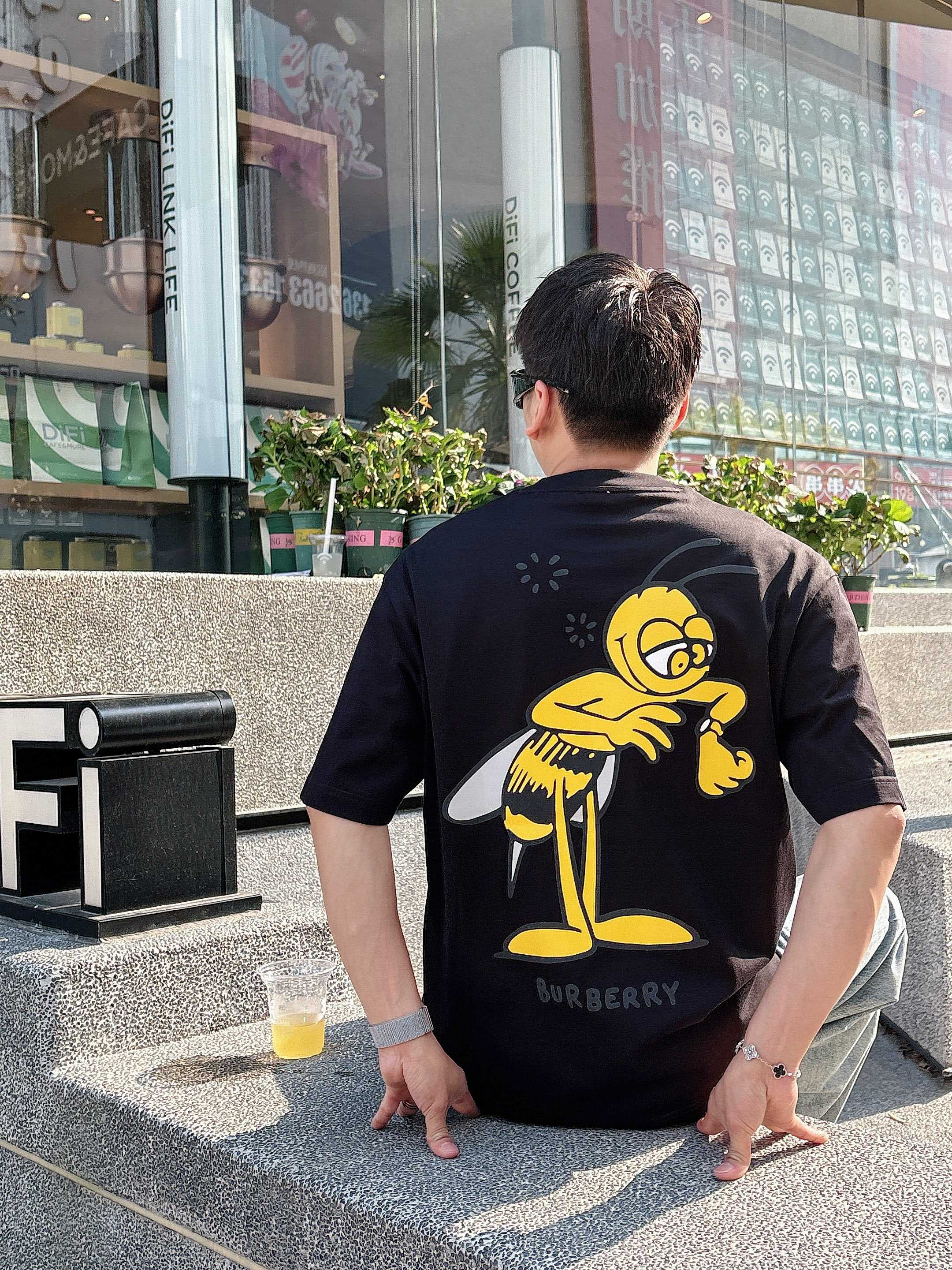 巴宝莉 2025春夏新款首发专柜最新款短袖圆领T恤 高端订制 设计前卫时尚！品牌logo重工艺设计 高端