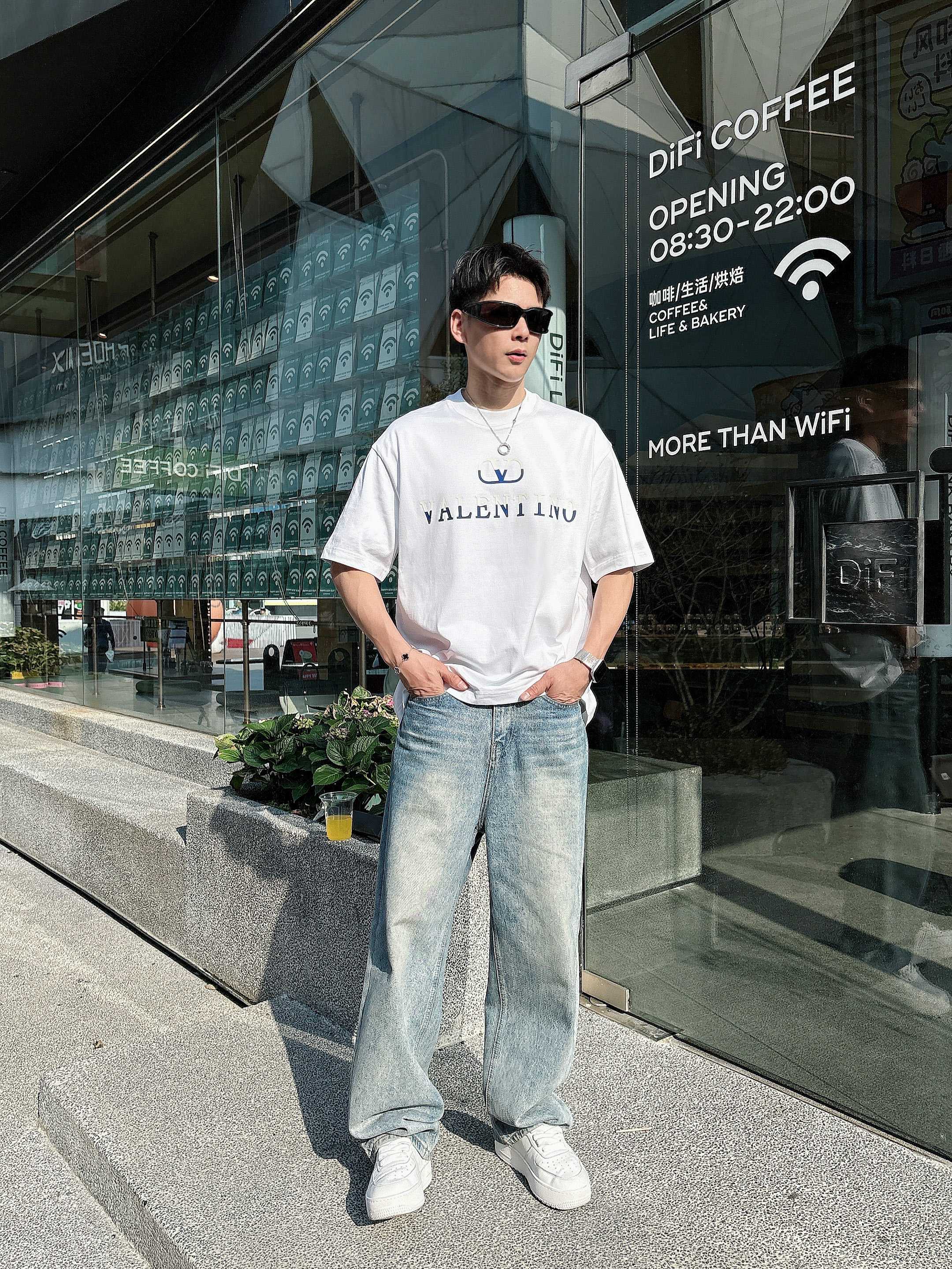 华伦天奴 2025春夏新款首发专柜最新款短袖圆领T恤 高端订制 设计前卫时尚！品牌logo重工艺设计 高