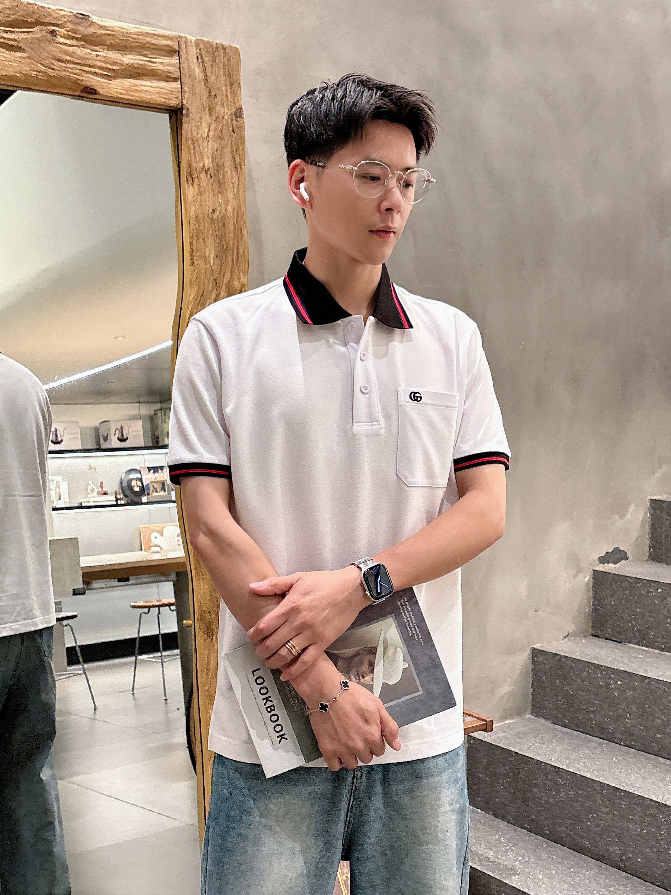 NO:504315,Gucci's new spring and summer new style first-time counter latest short-sleeved lapel T-shirt, high-end customization, avant-garde and fashionable design!  Brand logo heavy craft design, high-end customized mercerated cloud cotton fabric, soft feel, comfortable to wear, exquisite counter-level car line, fine workmanship, invincible and handsome upper body effect!  A must-have item for handsome men!  Color black white Number M-3XL AAA1, gucci, T-shirt,tees, t-shirt,alexander wang19860909古驰 2025春夏新款首发专柜最新款短袖翻领T恤 高端订制 设计前卫时尚！品牌logo重工艺设计 高端定制丝光云朵棉面料.手感柔软.穿着舒适.专柜级别精致车线.做工精细.上身效果无敌帅气！型男必备单品！ 颜色黑色 白色 码数M-3XL AAA1,,gucci,T-shirt,tees，t-shirt,alexander wang,Men's clothing