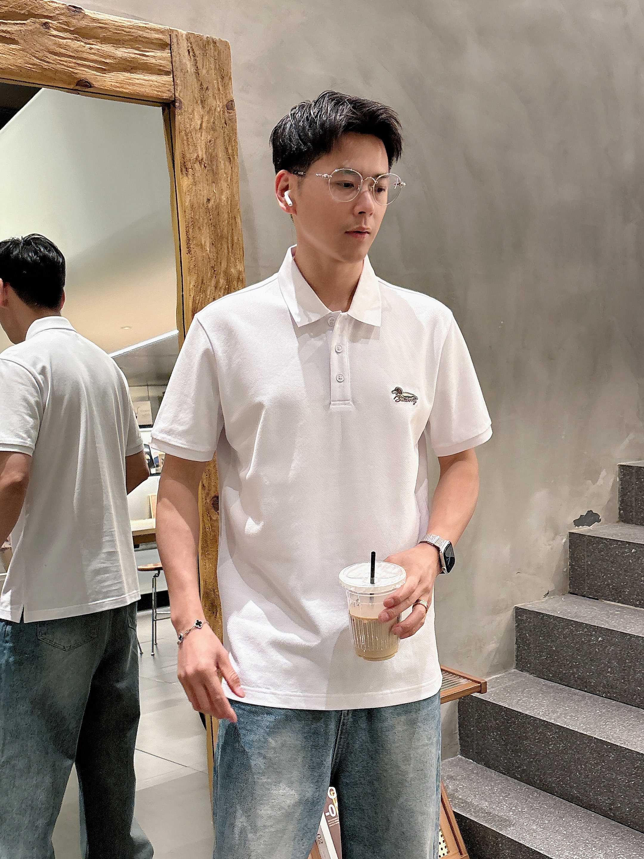 NO:504320,Burberry's new spring and summer new style first-time counter latest short-sleeved lapel T-shirt, high-end customization, avant-garde and fashionable design!  Brand logo heavy craft design, high-end customized mercerated cloud cotton fabric, soft feel, comfortable to wear, exquisite counter-level car line, fine workmanship, invincible and handsome upper body effect!  A must-have item for handsome men!  Color black white Number M-3XL AAA1, burberry, T-shirt,tees, t-shirt,alexander wang19860909巴宝莉 2025春夏新款首发专柜最新款短袖翻领T恤 高端订制 设计前卫时尚！品牌logo重工艺设计 高端定制丝光云朵棉面料.手感柔软.穿着舒适.专柜级别精致车线.做工精细.上身效果无敌帅气！型男必备单品！ 颜色黑色 白色 码数M-3XL AAA1,,burberry,T-shirt,tees，t-shirt,alexander wang,Men's clothing