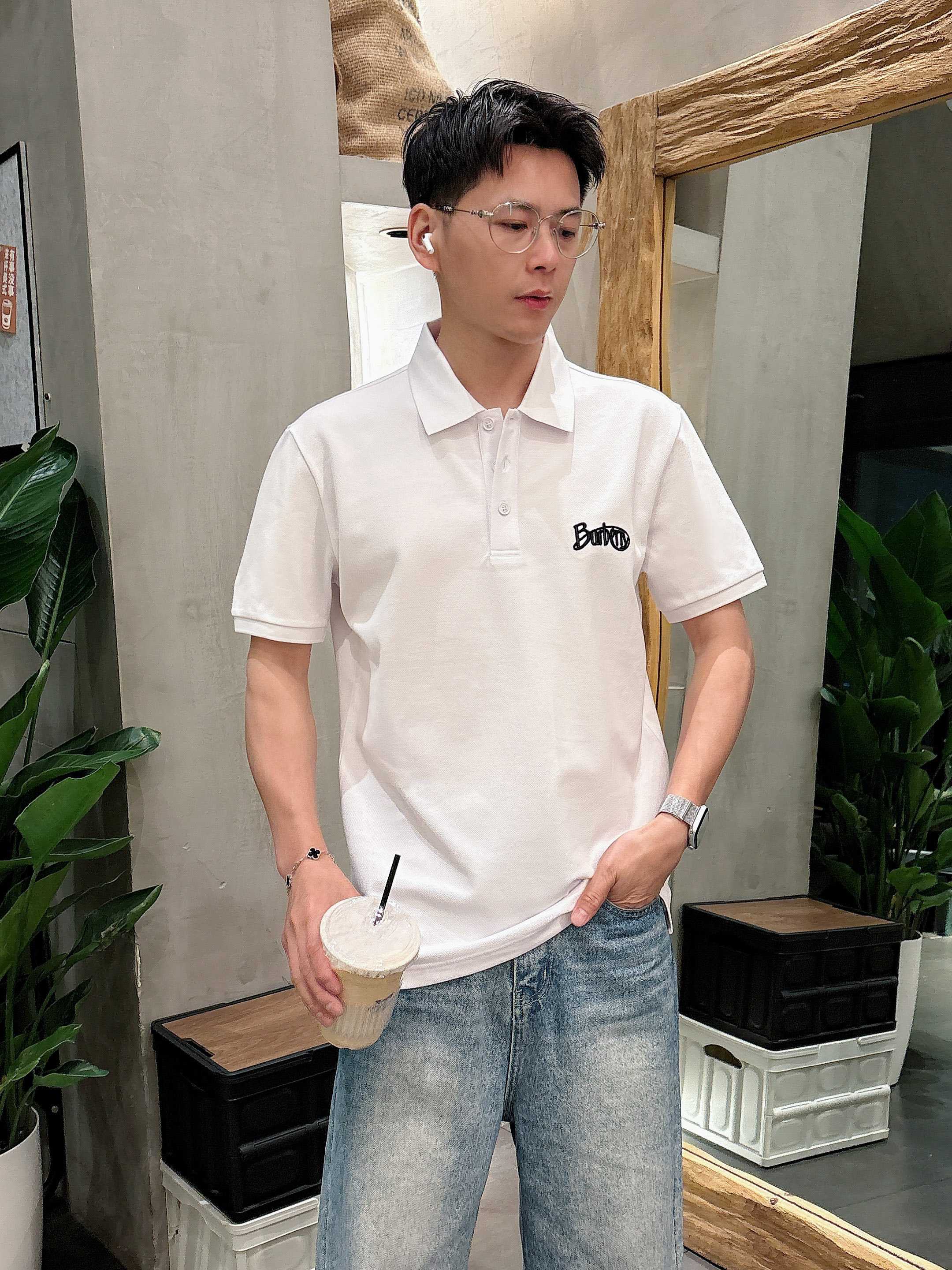 NO:504311,Burberry's new spring and summer new style first-time counter latest short-sleeved lapel T-shirt, high-end customization, avant-garde and fashionable design!  Brand logo heavy craft design, high-end customized mercerated cloud cotton fabric, soft feel, comfortable to wear, exquisite counter-level car line, fine workmanship, invincible and handsome upper body effect!  A must-have item for handsome men!  Color black white Number M-3XL AAA1, burberry, T-shirt,tees, t-shirt,alexander wang19860909巴宝莉 2025春夏新款首发专柜最新款短袖翻领T恤 高端订制 设计前卫时尚！品牌logo重工艺设计 高端定制丝光云朵棉面料.手感柔软.穿着舒适.专柜级别精致车线.做工精细.上身效果无敌帅气！型男必备单品！ 颜色黑色 白色 码数M-3XL AAA1,,burberry,T-shirt,tees，t-shirt,alexander wang,Men's clothing