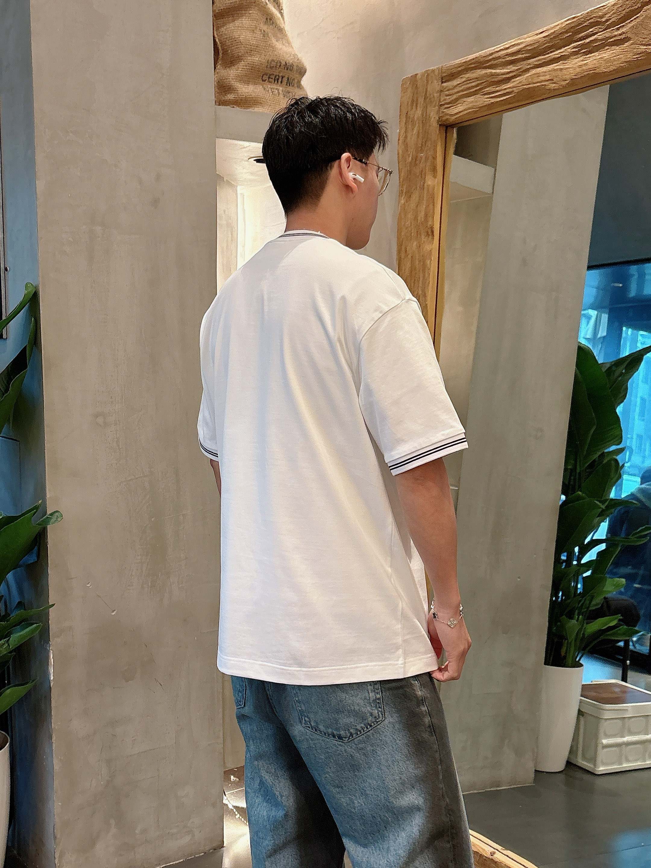 普拉达 2025春夏新款首发专柜最新款短袖圆领T恤 高端订制 设计前卫时尚！品牌logo重工艺设计 高端