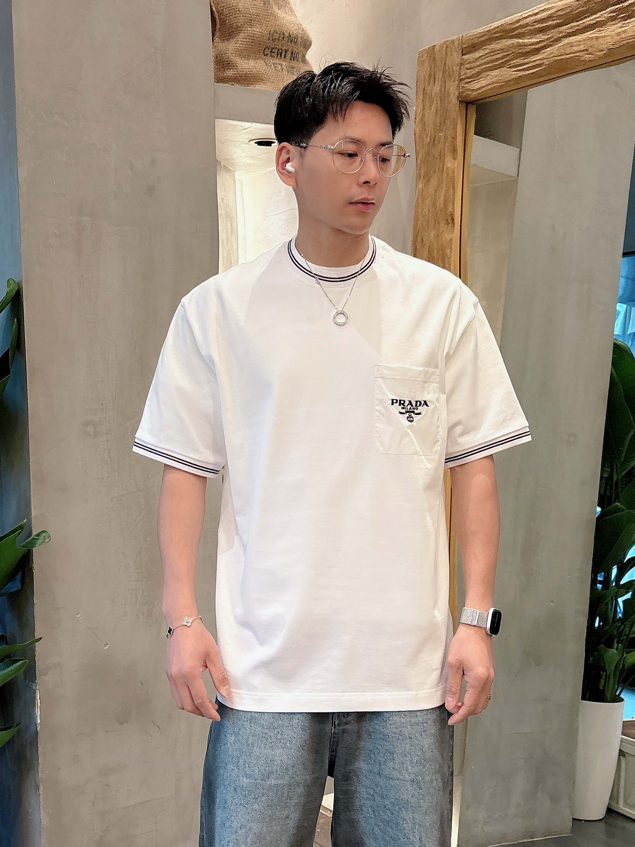 普拉达 2025春夏新款首发专柜最新款短袖圆领T恤 高端订制 设计前卫时尚！品牌logo重工艺设计 高端