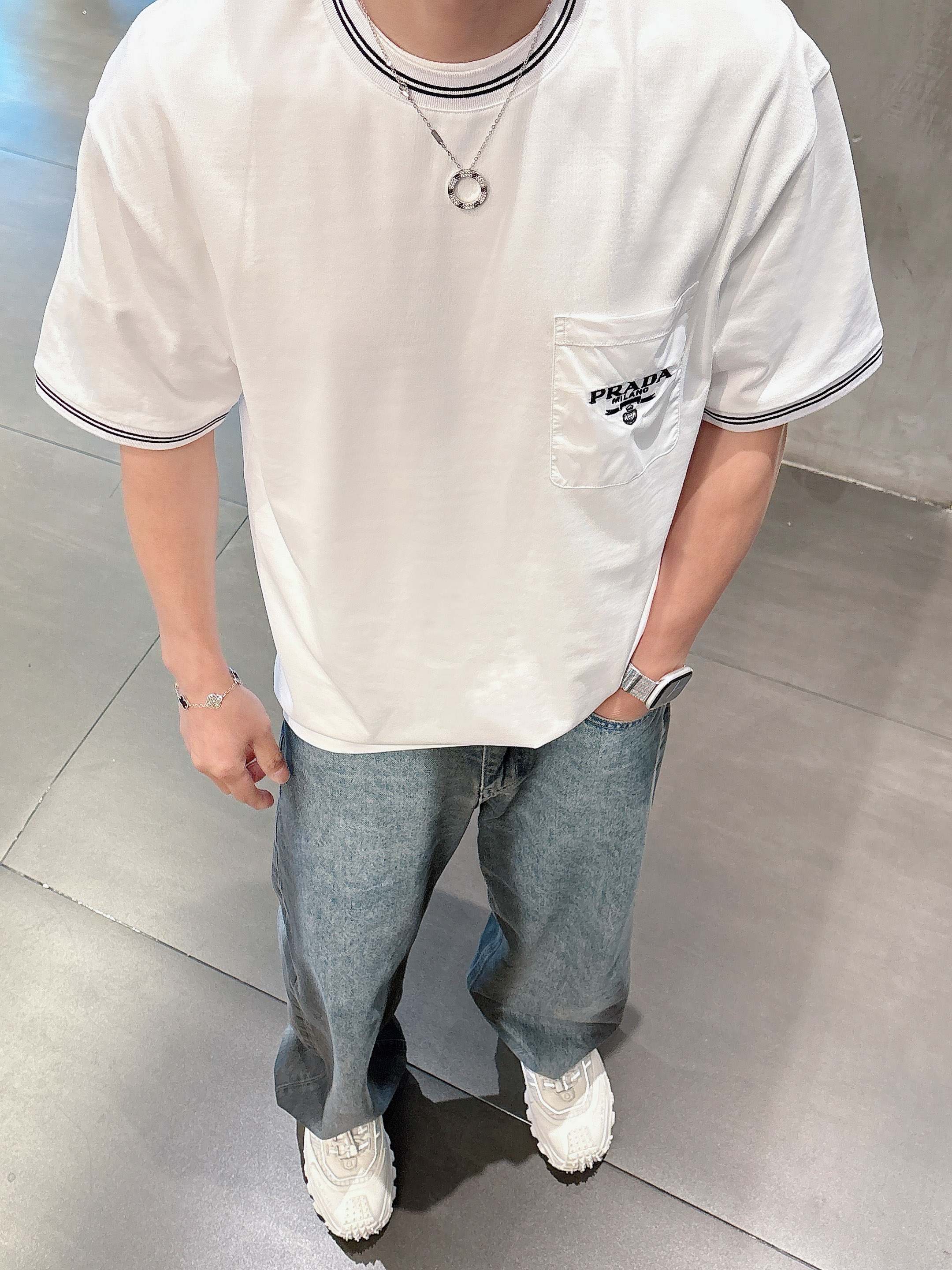 普拉达 2025春夏新款首发专柜最新款短袖圆领T恤 高端订制 设计前卫时尚！品牌logo重工艺设计 高端