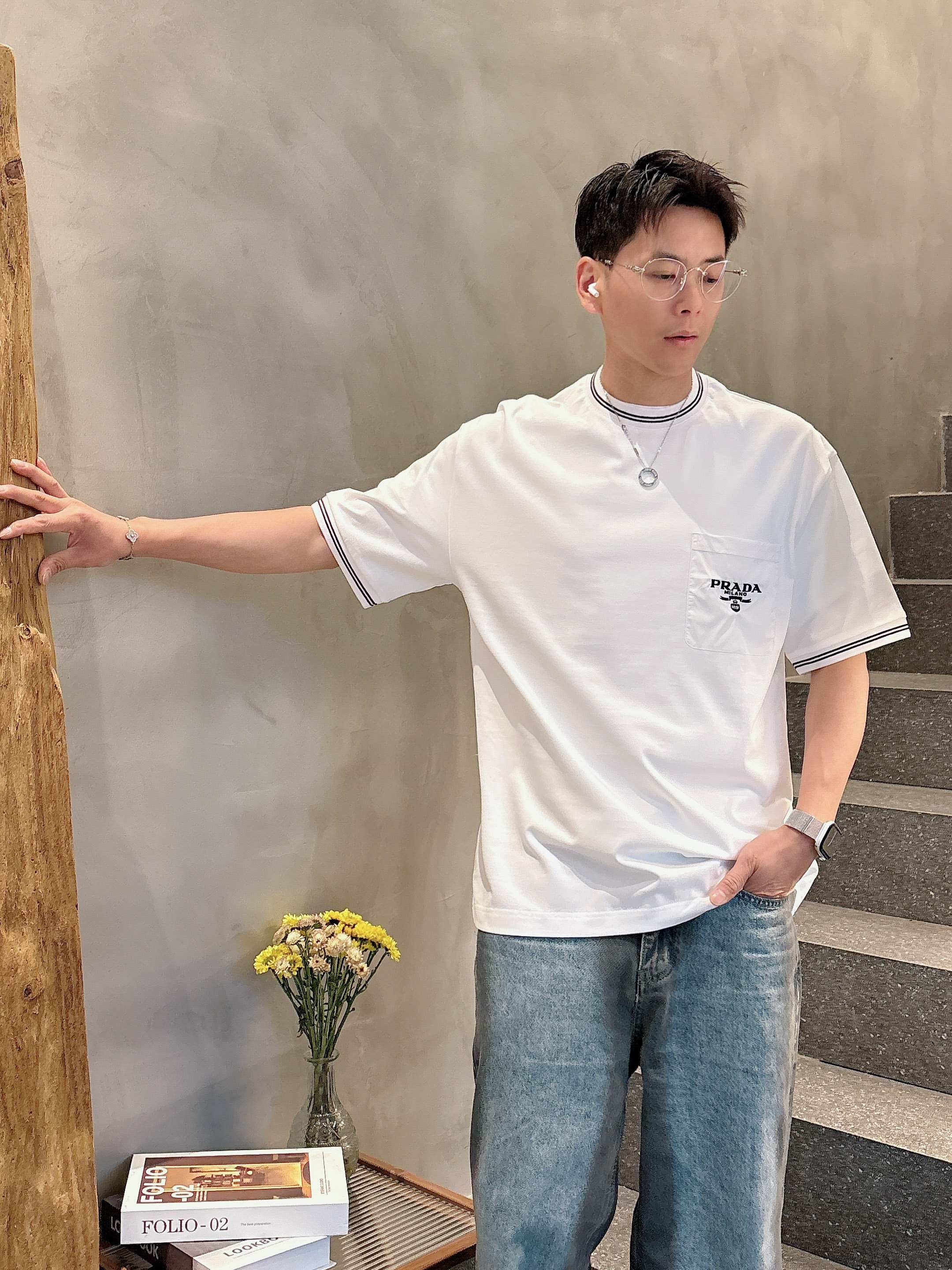 普拉达 2025春夏新款首发专柜最新款短袖圆领T恤 高端订制 设计前卫时尚！品牌logo重工艺设计 高端