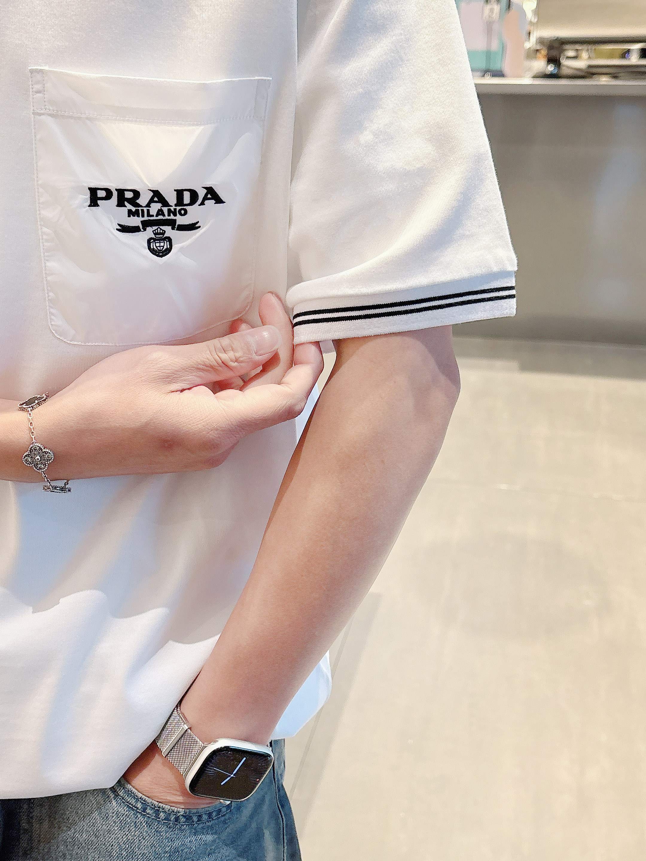 普拉达 2025春夏新款首发专柜最新款短袖圆领T恤 高端订制 设计前卫时尚！品牌logo重工艺设计 高端