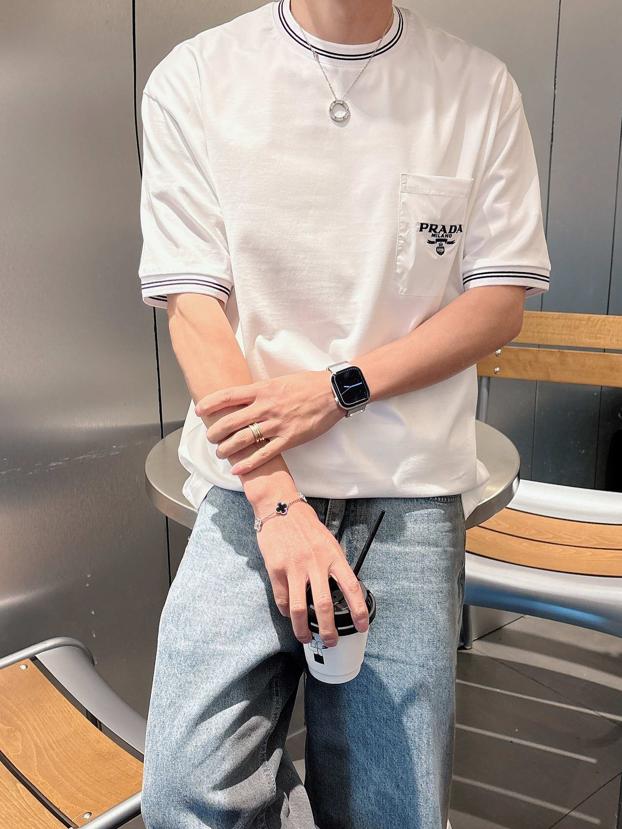 普拉达 2025春夏新款首发专柜最新款短袖圆领T恤 高端订制 设计前卫时尚！品牌logo重工艺设计 高端