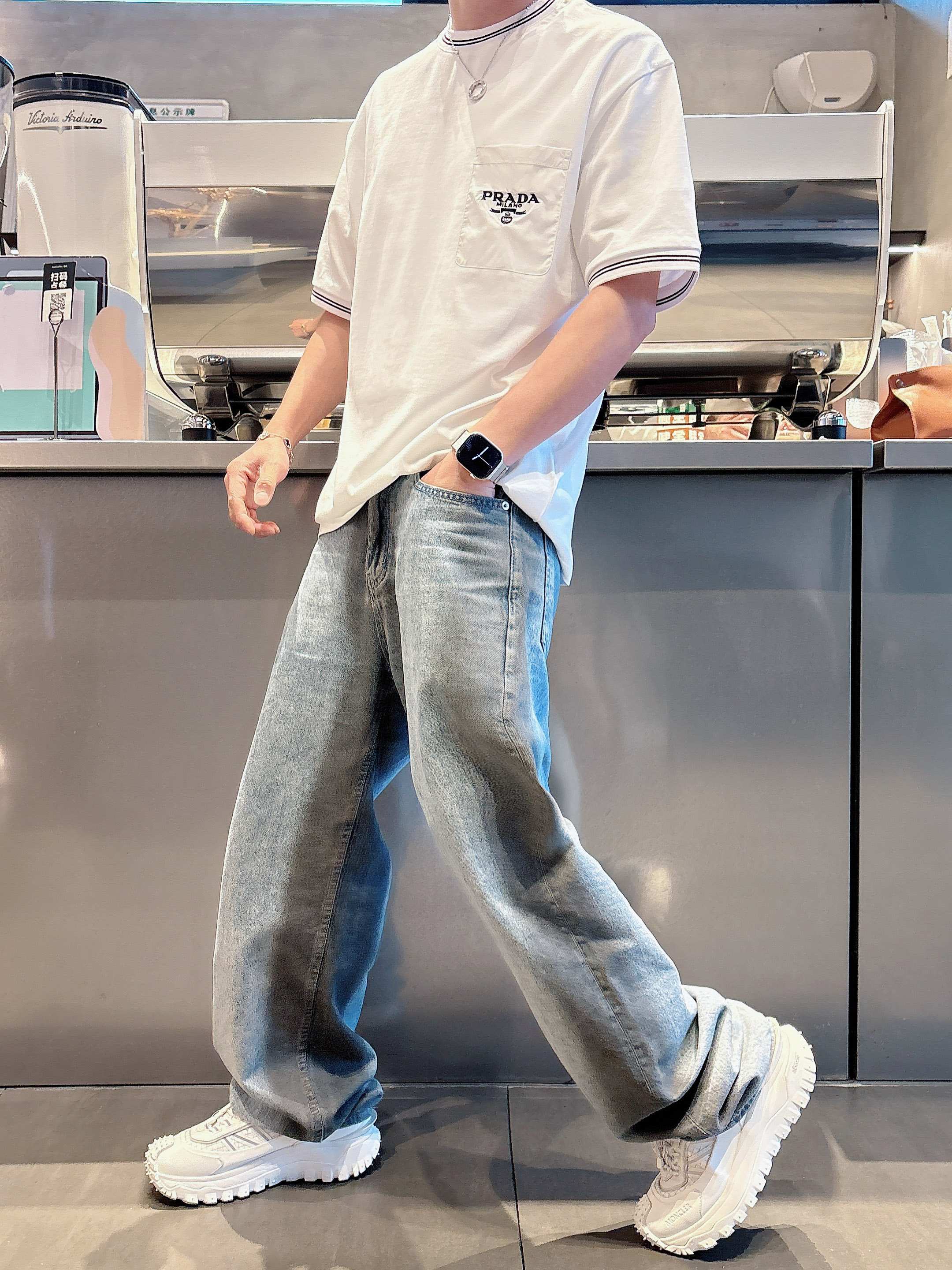 普拉达 2025春夏新款首发专柜最新款短袖圆领T恤 高端订制 设计前卫时尚！品牌logo重工艺设计 高端