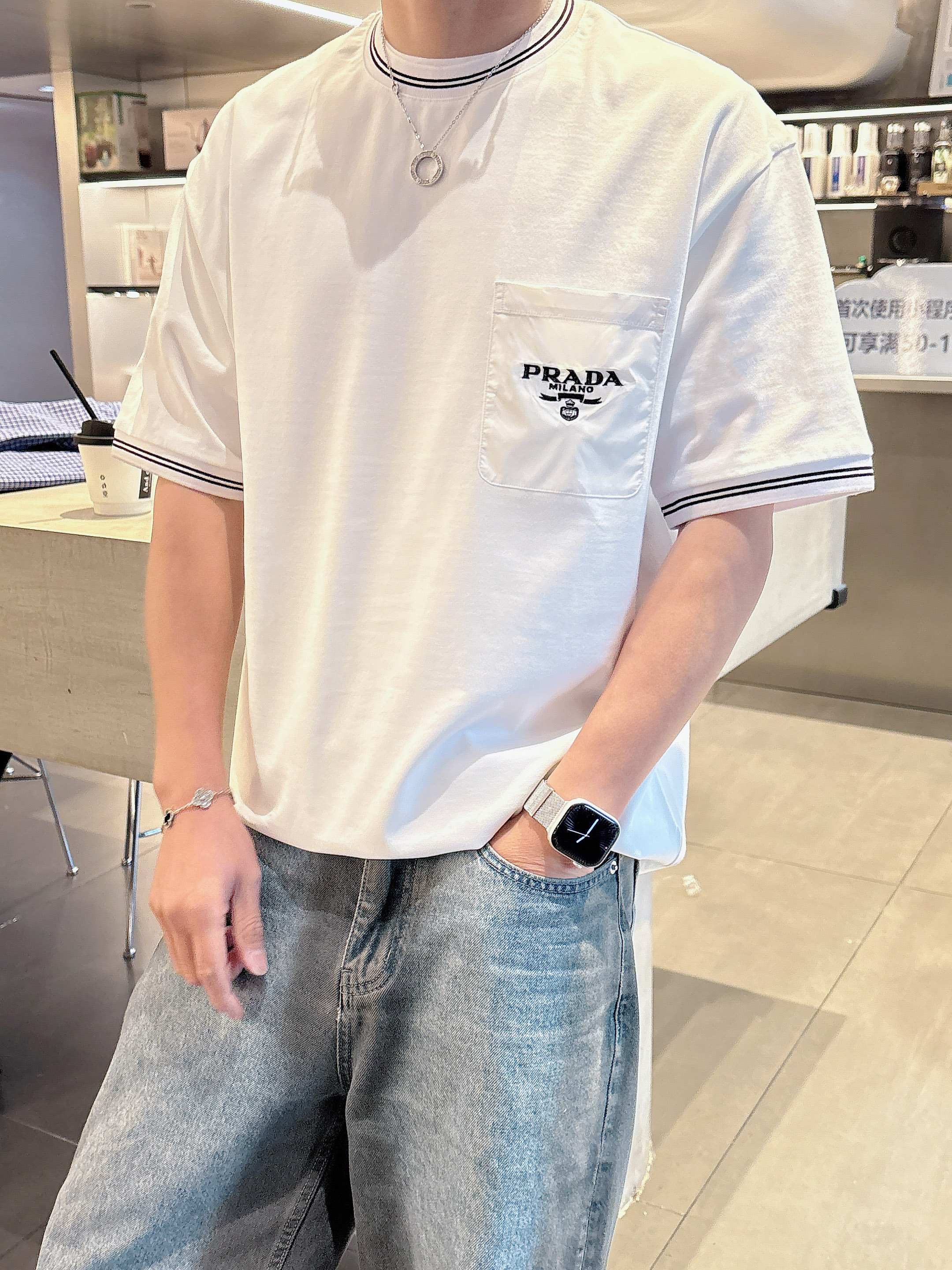 普拉达 2025春夏新款首发专柜最新款短袖圆领T恤 高端订制 设计前卫时尚！品牌logo重工艺设计 高端