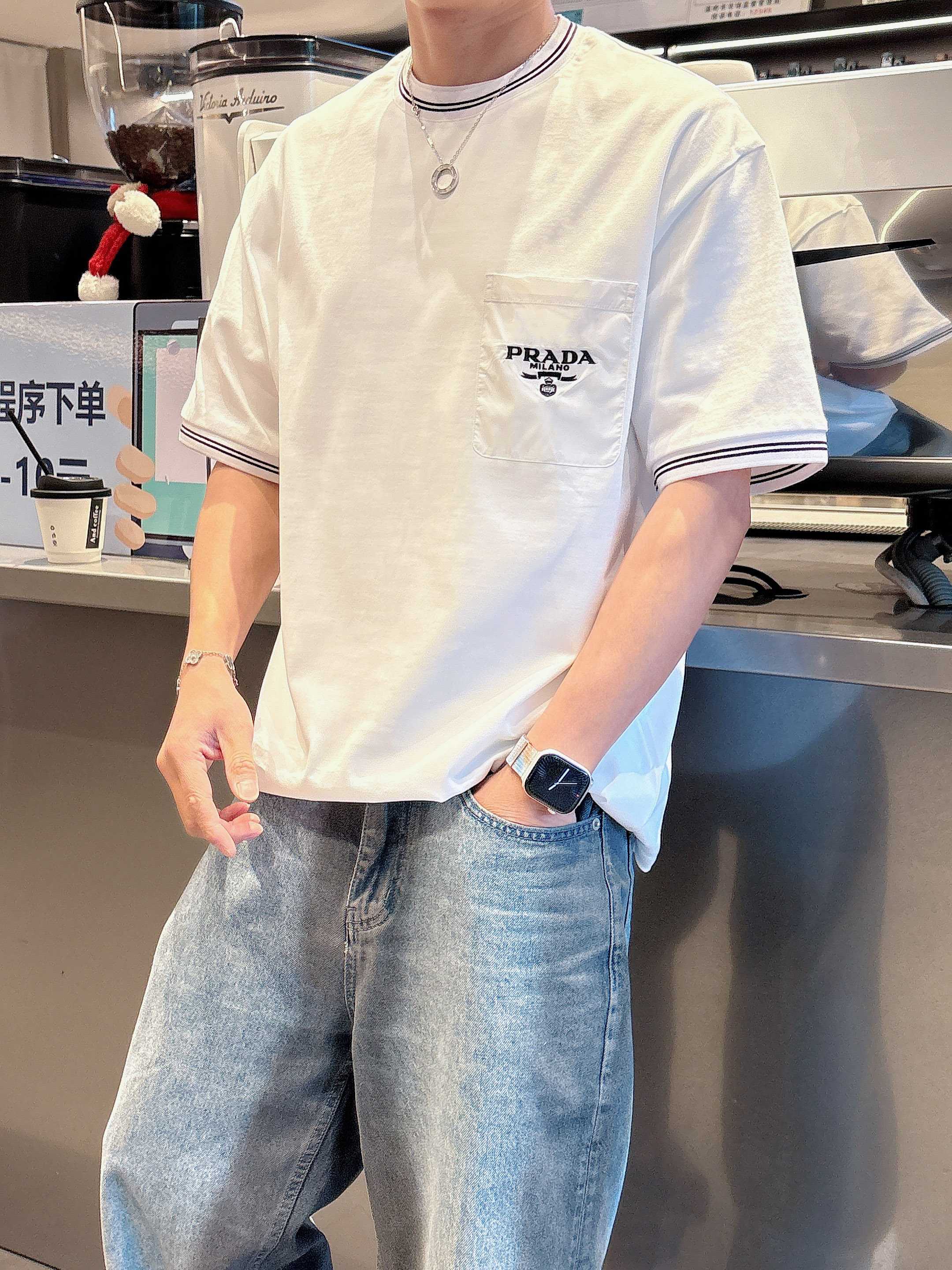 普拉达 2025春夏新款首发专柜最新款短袖圆领T恤 高端订制 设计前卫时尚！品牌logo重工艺设计 高端