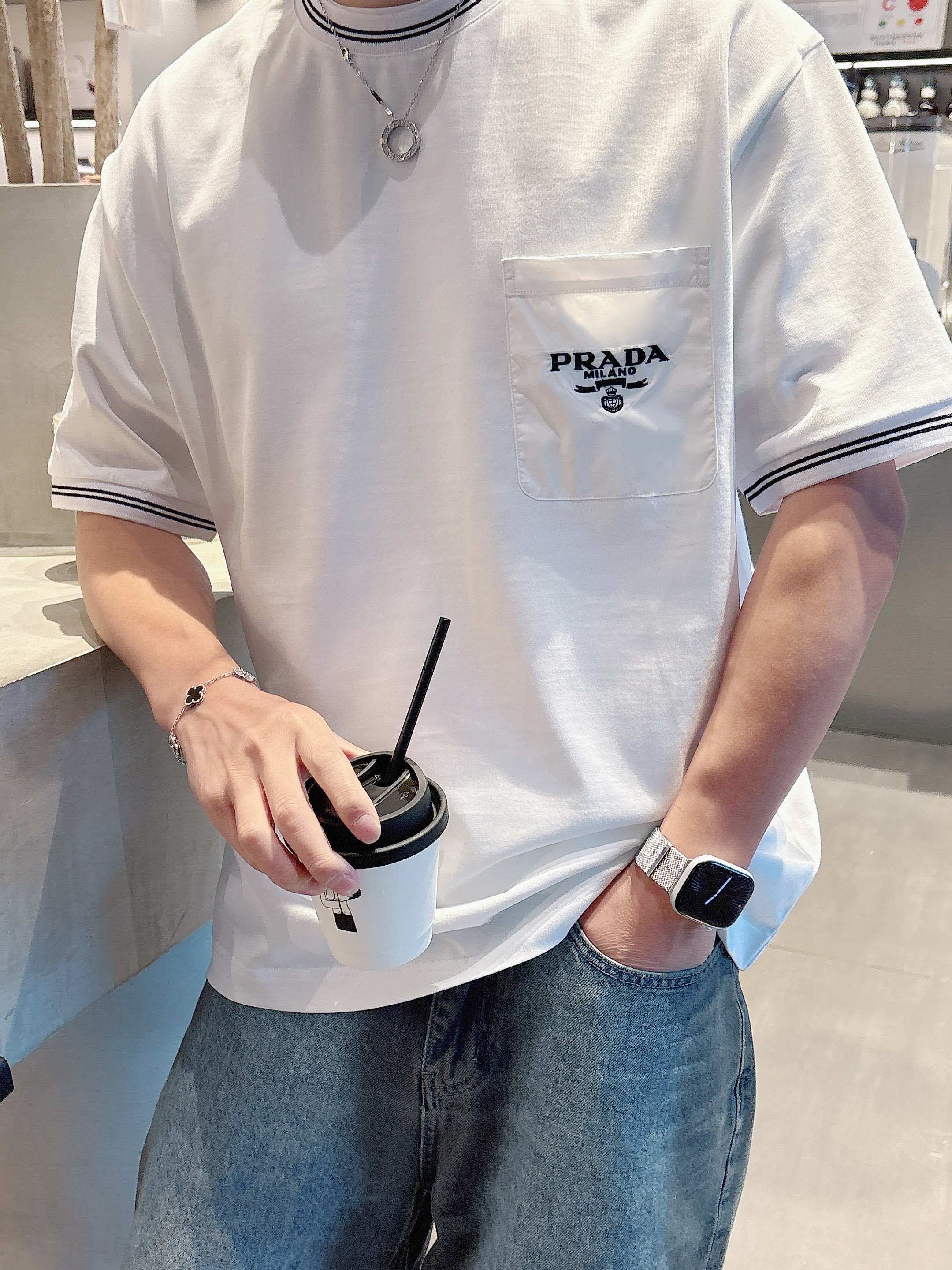 普拉达 2025春夏新款首发专柜最新款短袖圆领T恤 高端订制 设计前卫时尚！品牌logo重工艺设计 高端