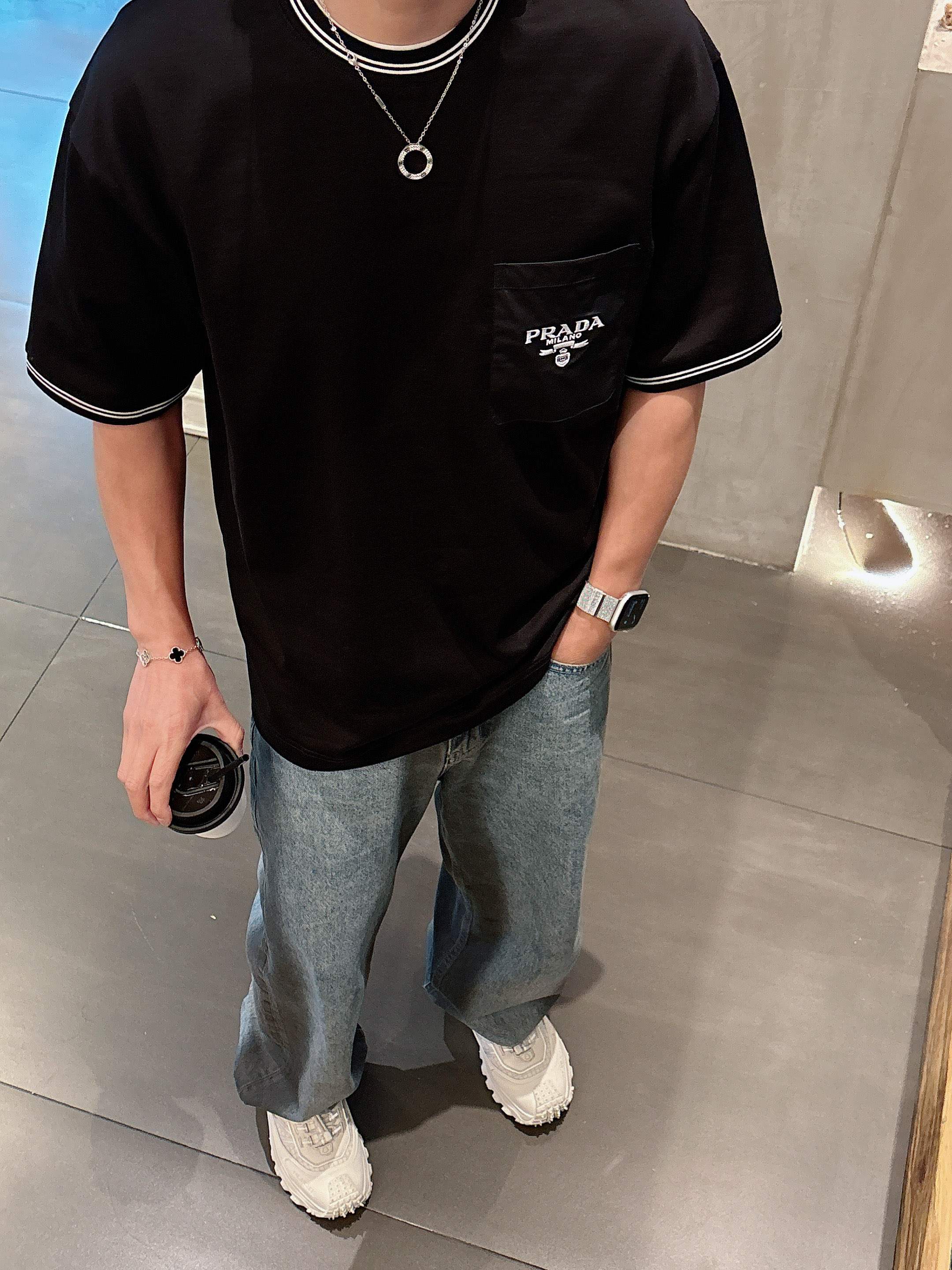 普拉达 2025春夏新款首发专柜最新款短袖圆领T恤 高端订制 设计前卫时尚！品牌logo重工艺设计 高端