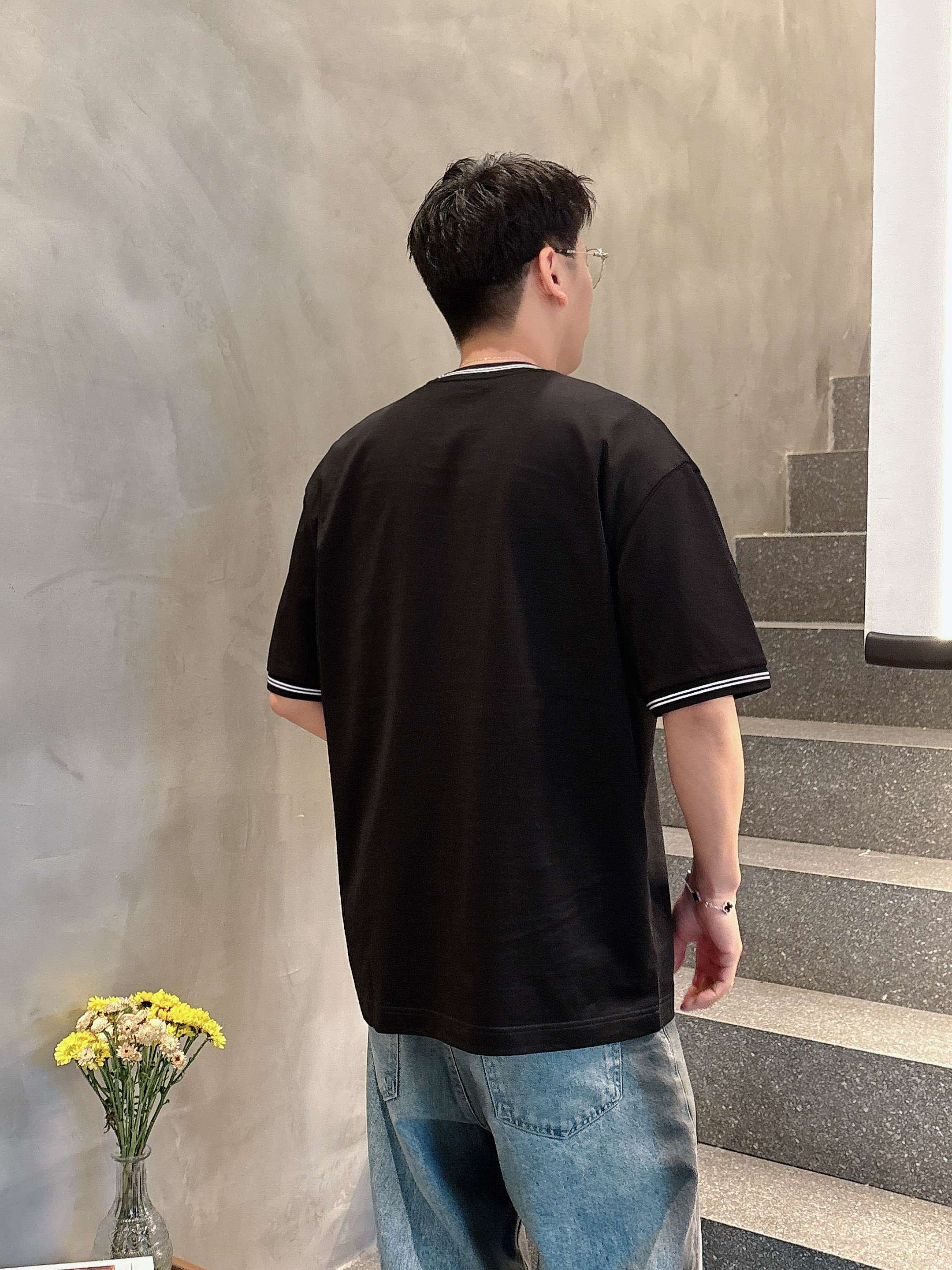 普拉达 2025春夏新款首发专柜最新款短袖圆领T恤 高端订制 设计前卫时尚！品牌logo重工艺设计 高端