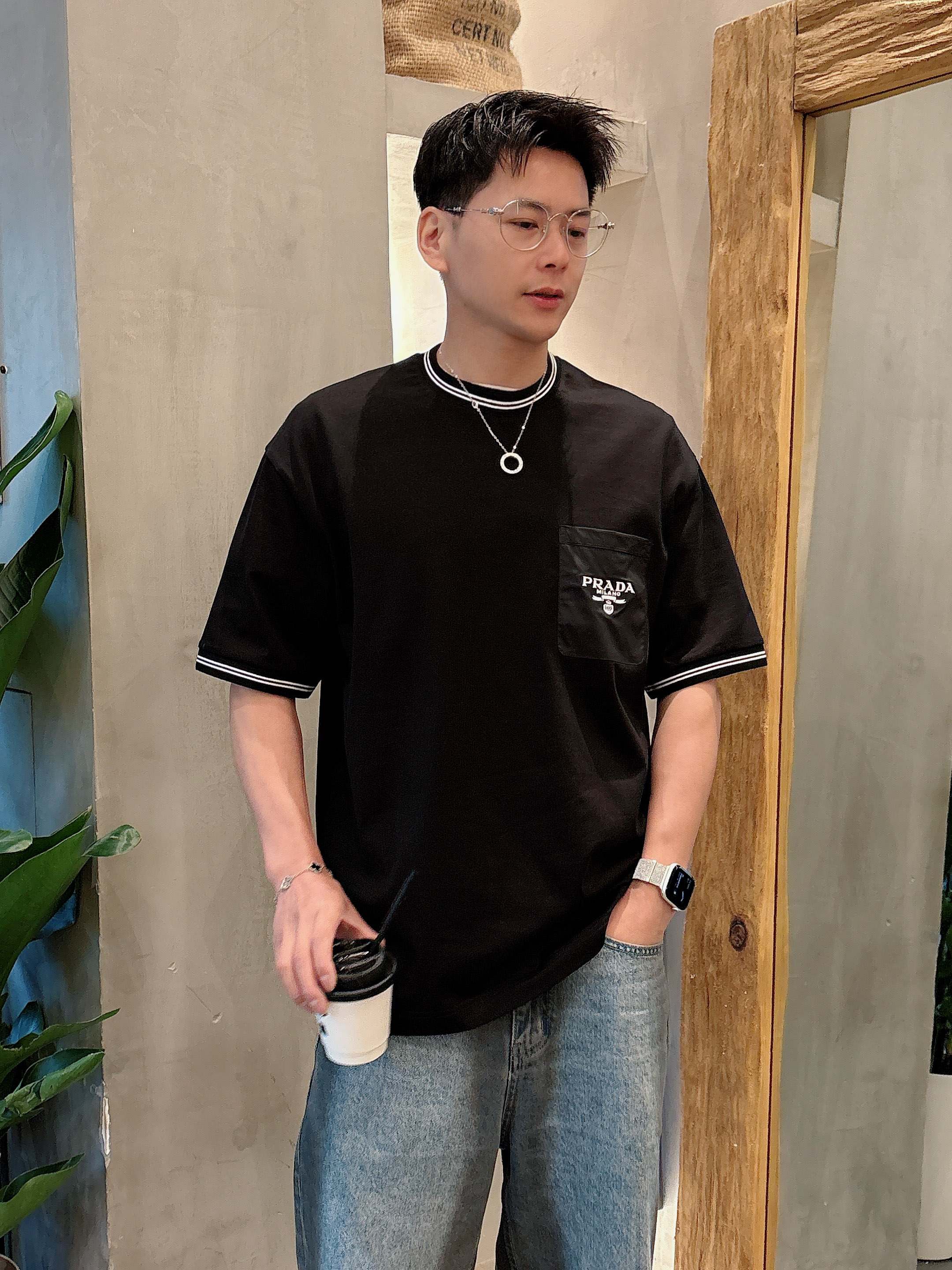 普拉达 2025春夏新款首发专柜最新款短袖圆领T恤 高端订制 设计前卫时尚！品牌logo重工艺设计 高端