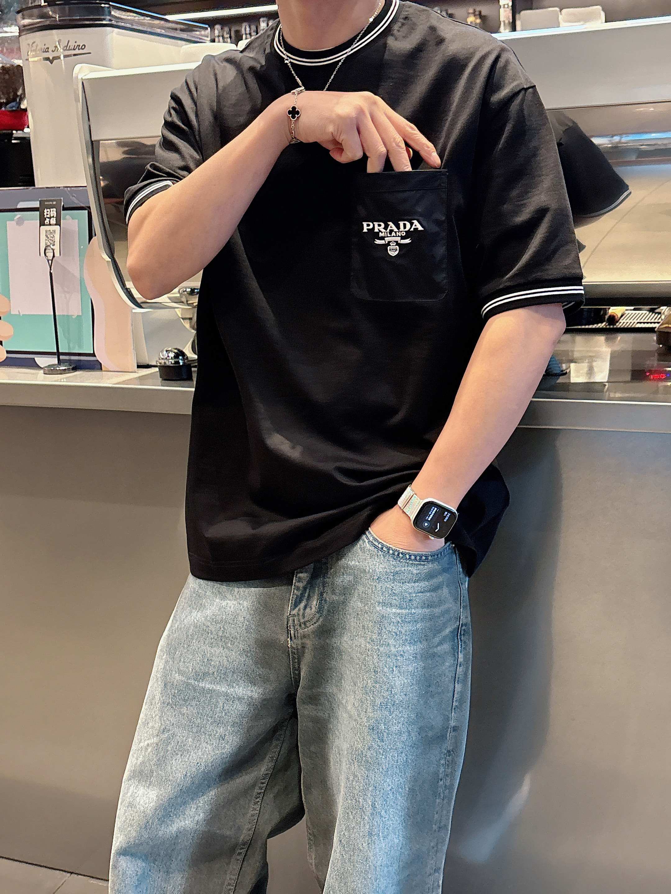 普拉达 2025春夏新款首发专柜最新款短袖圆领T恤 高端订制 设计前卫时尚！品牌logo重工艺设计 高端