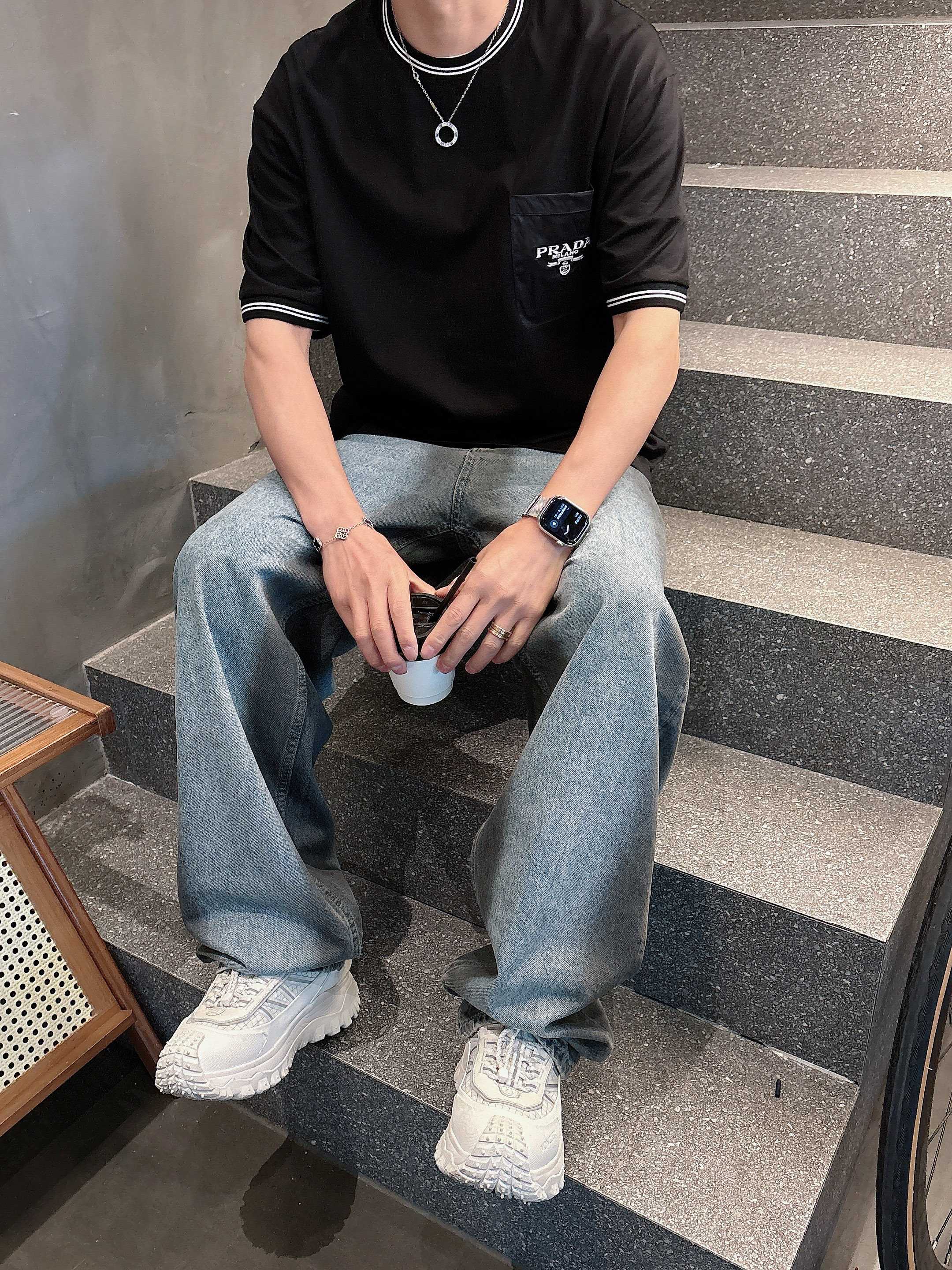 普拉达 2025春夏新款首发专柜最新款短袖圆领T恤 高端订制 设计前卫时尚！品牌logo重工艺设计 高端