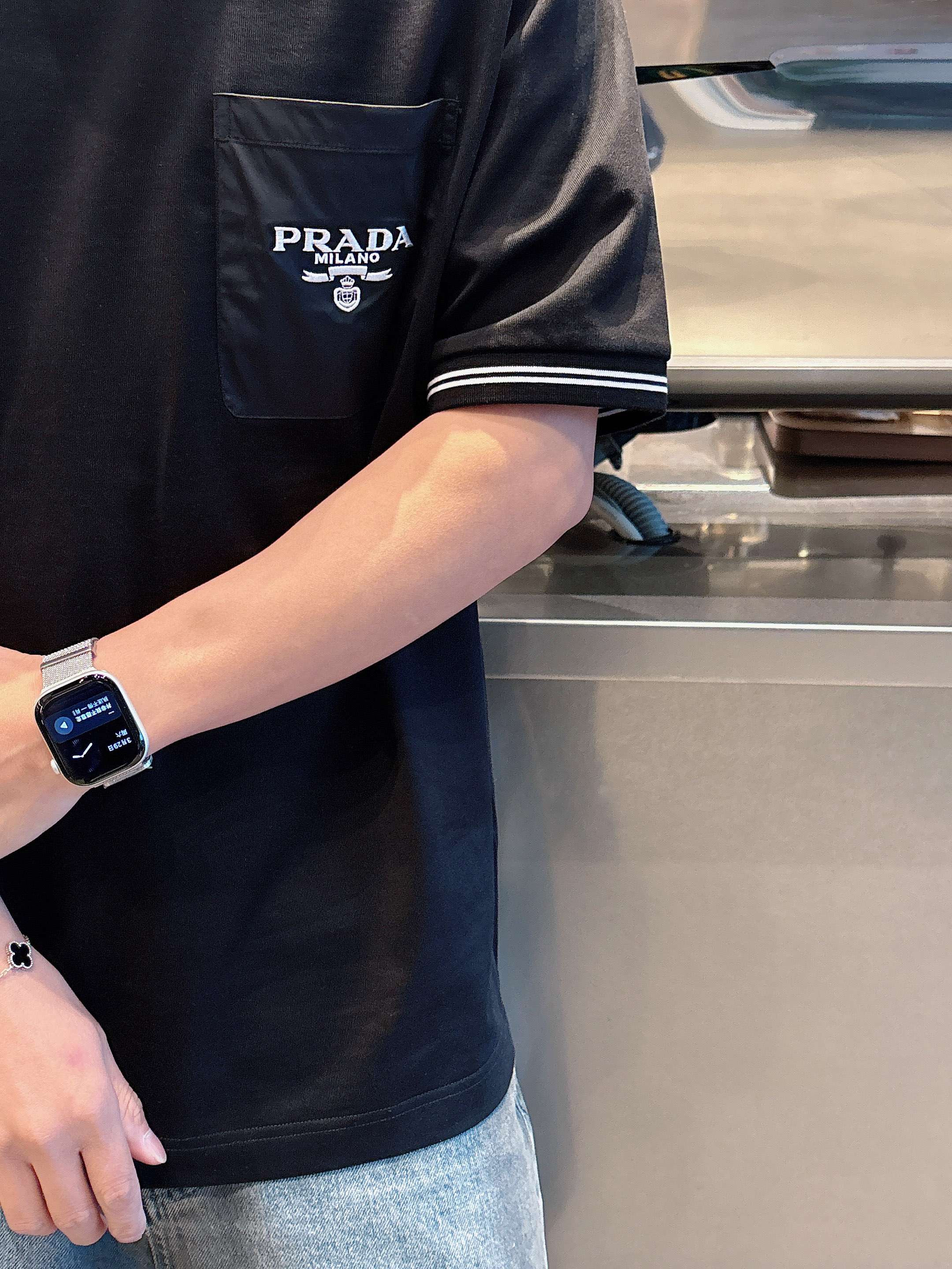 普拉达 2025春夏新款首发专柜最新款短袖圆领T恤 高端订制 设计前卫时尚！品牌logo重工艺设计 高端