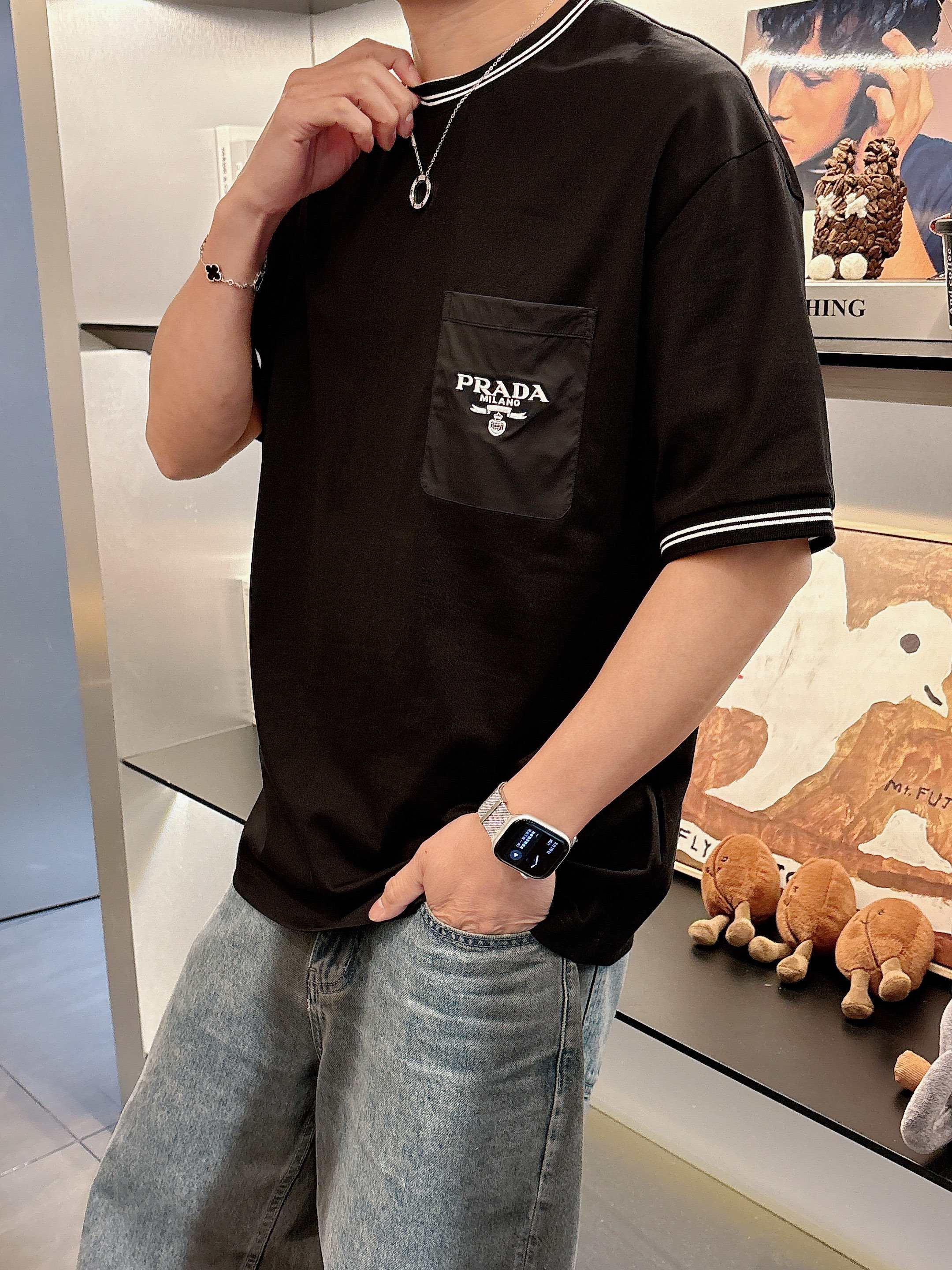 普拉达 2025春夏新款首发专柜最新款短袖圆领T恤 高端订制 设计前卫时尚！品牌logo重工艺设计 高端