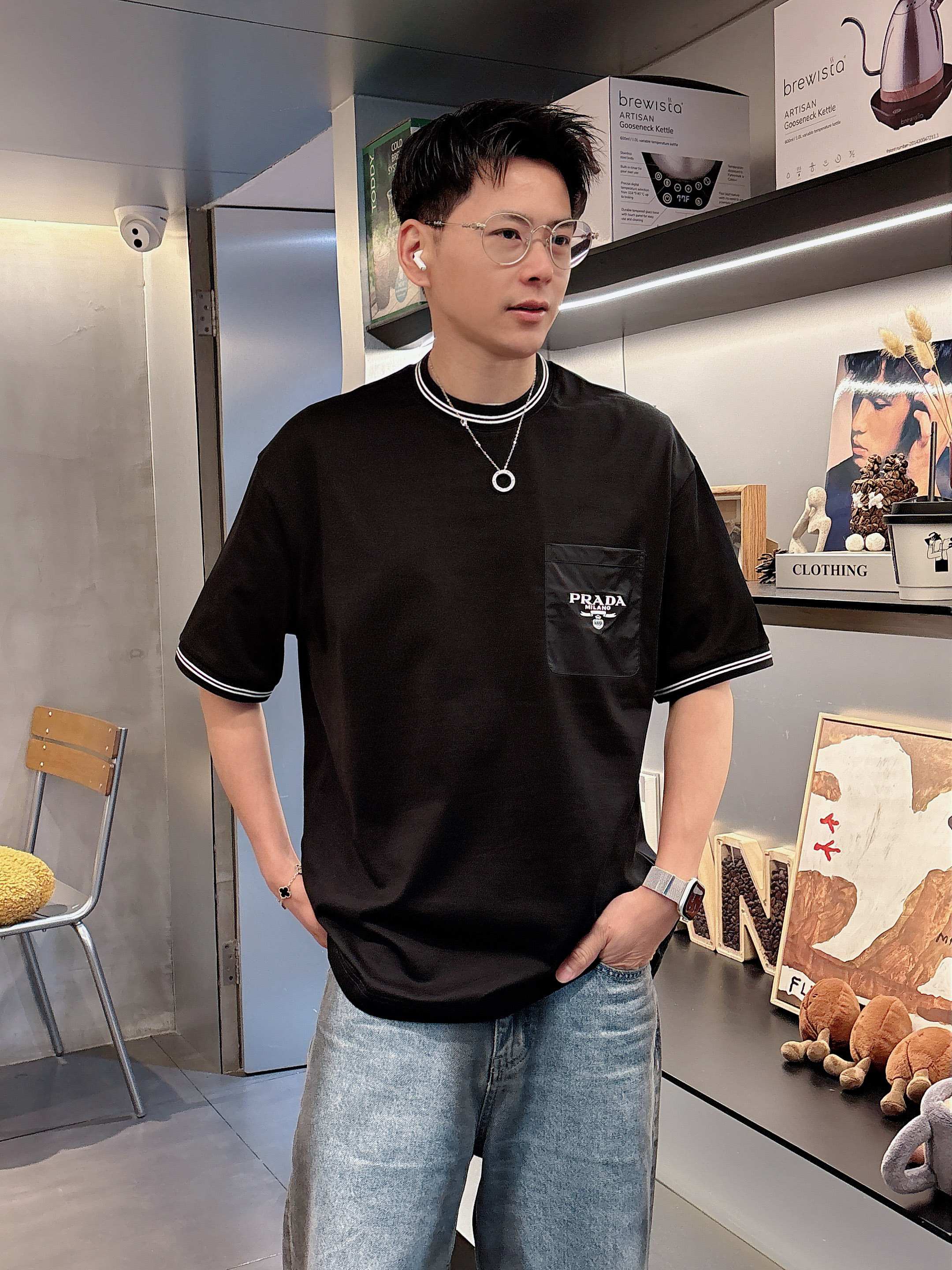 普拉达 2025春夏新款首发专柜最新款短袖圆领T恤 高端订制 设计前卫时尚！品牌logo重工艺设计 高端