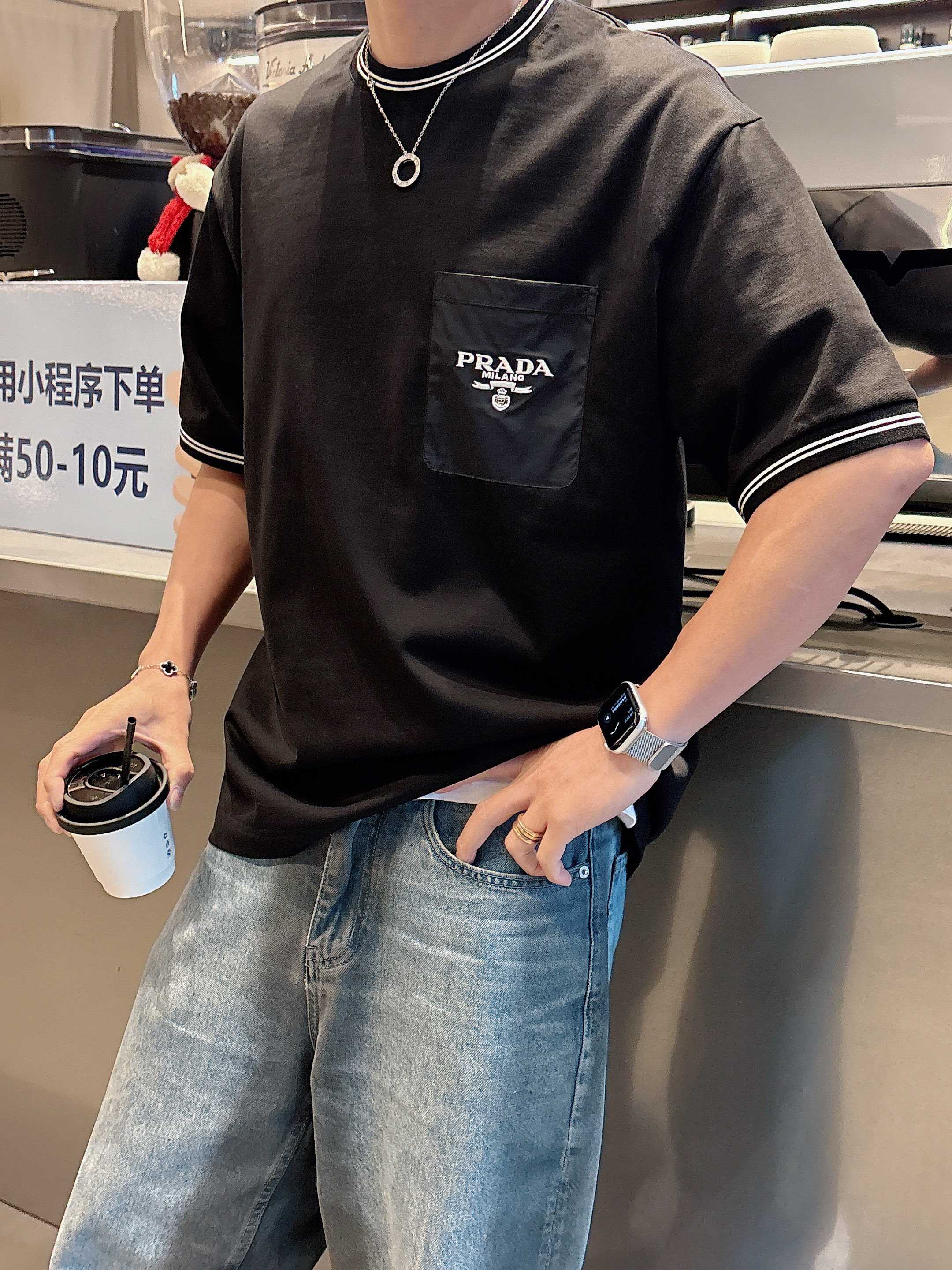 普拉达 2025春夏新款首发专柜最新款短袖圆领T恤 高端订制 设计前卫时尚！品牌logo重工艺设计 高端