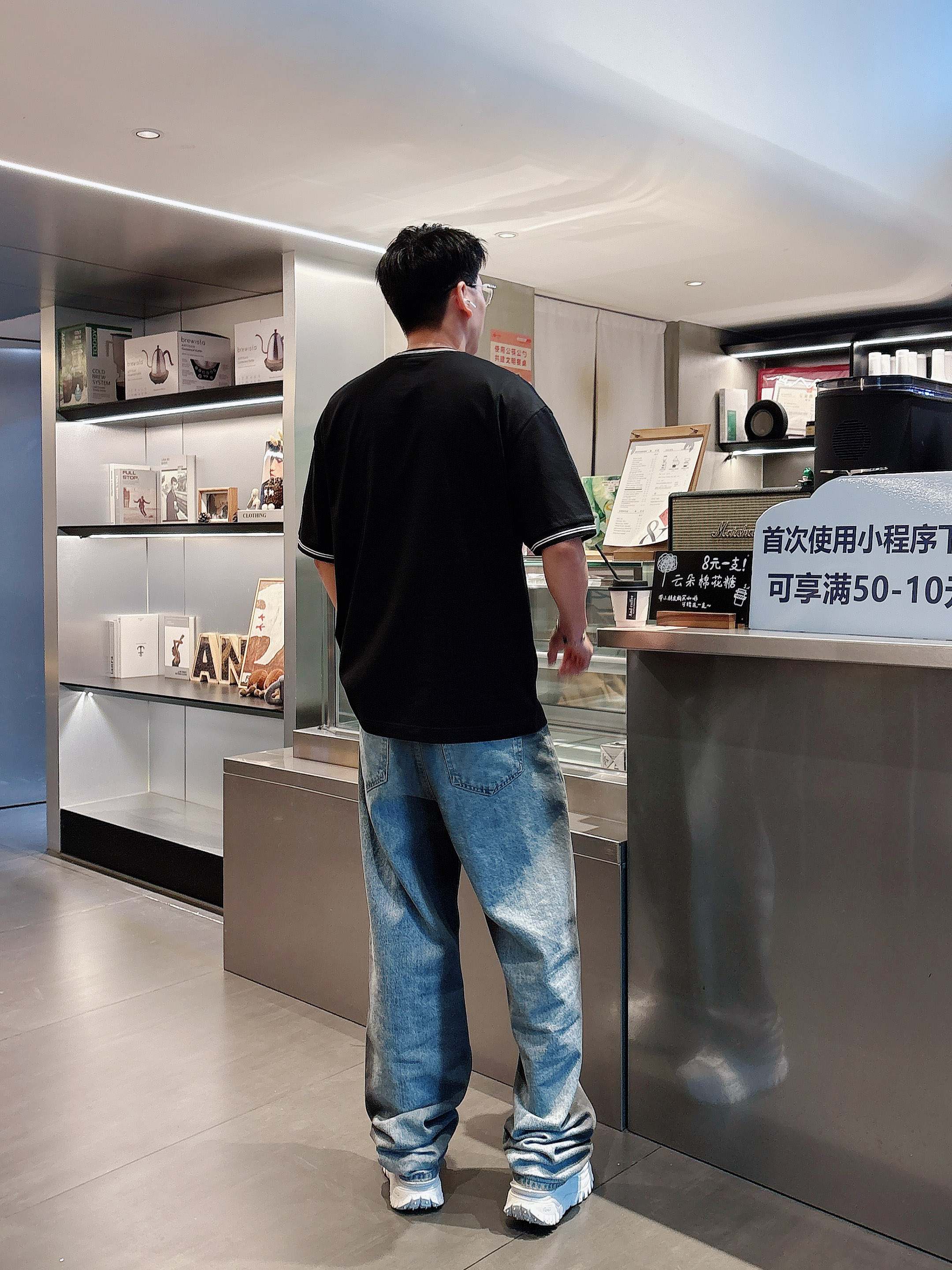 普拉达 2025春夏新款首发专柜最新款短袖圆领T恤 高端订制 设计前卫时尚！品牌logo重工艺设计 高端