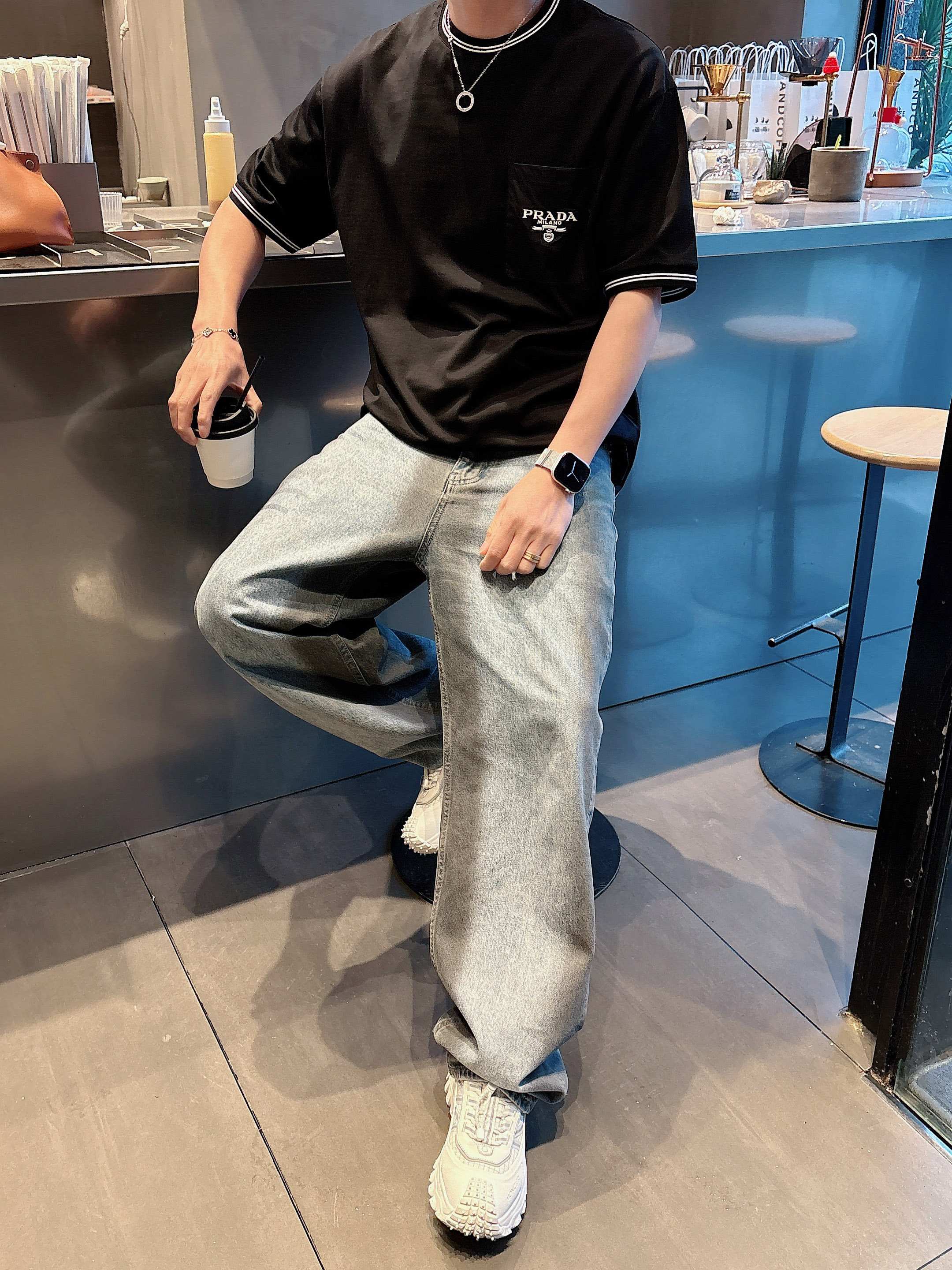 普拉达 2025春夏新款首发专柜最新款短袖圆领T恤 高端订制 设计前卫时尚！品牌logo重工艺设计 高端