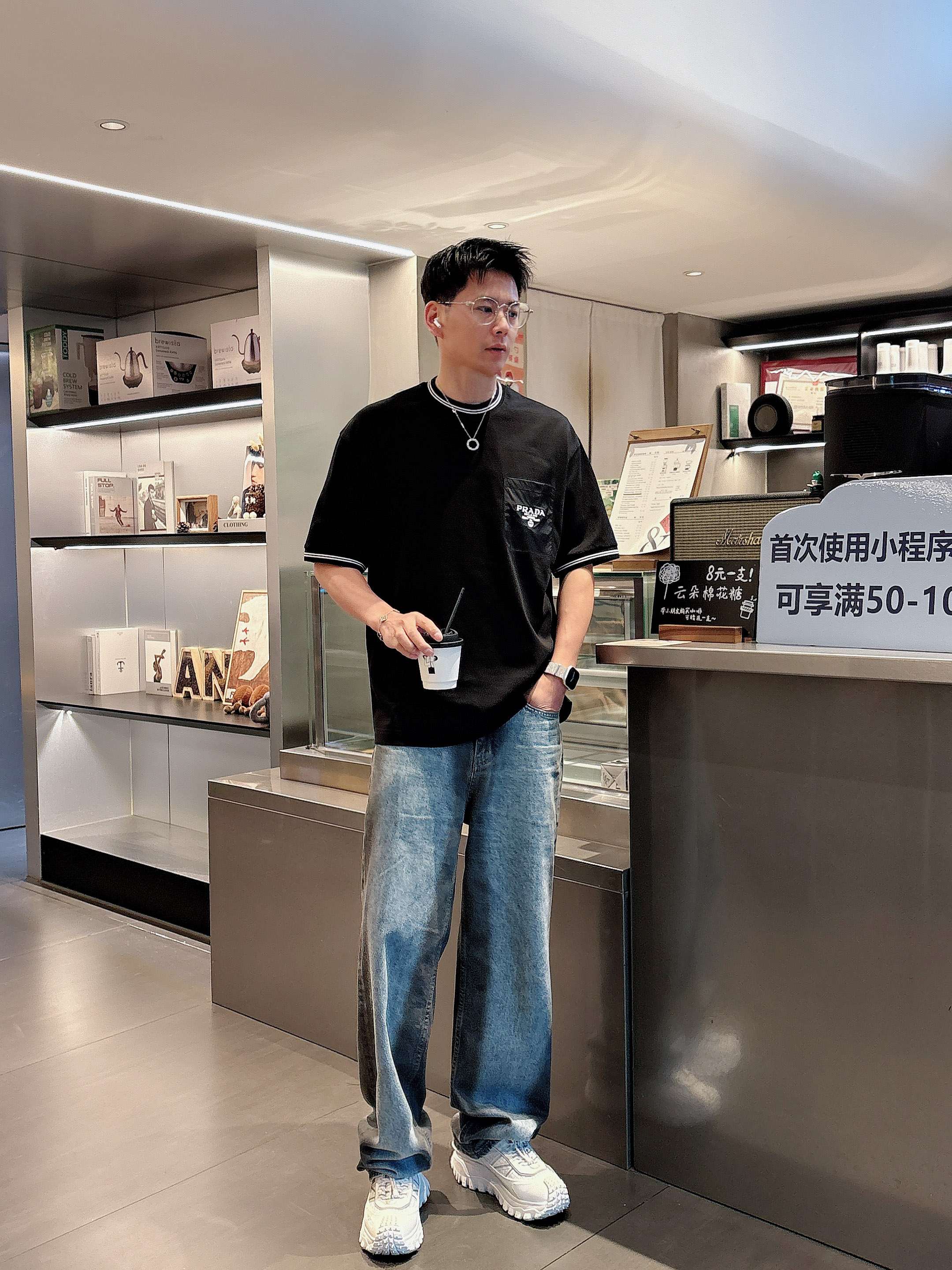 普拉达 2025春夏新款首发专柜最新款短袖圆领T恤 高端订制 设计前卫时尚！品牌logo重工艺设计 高端