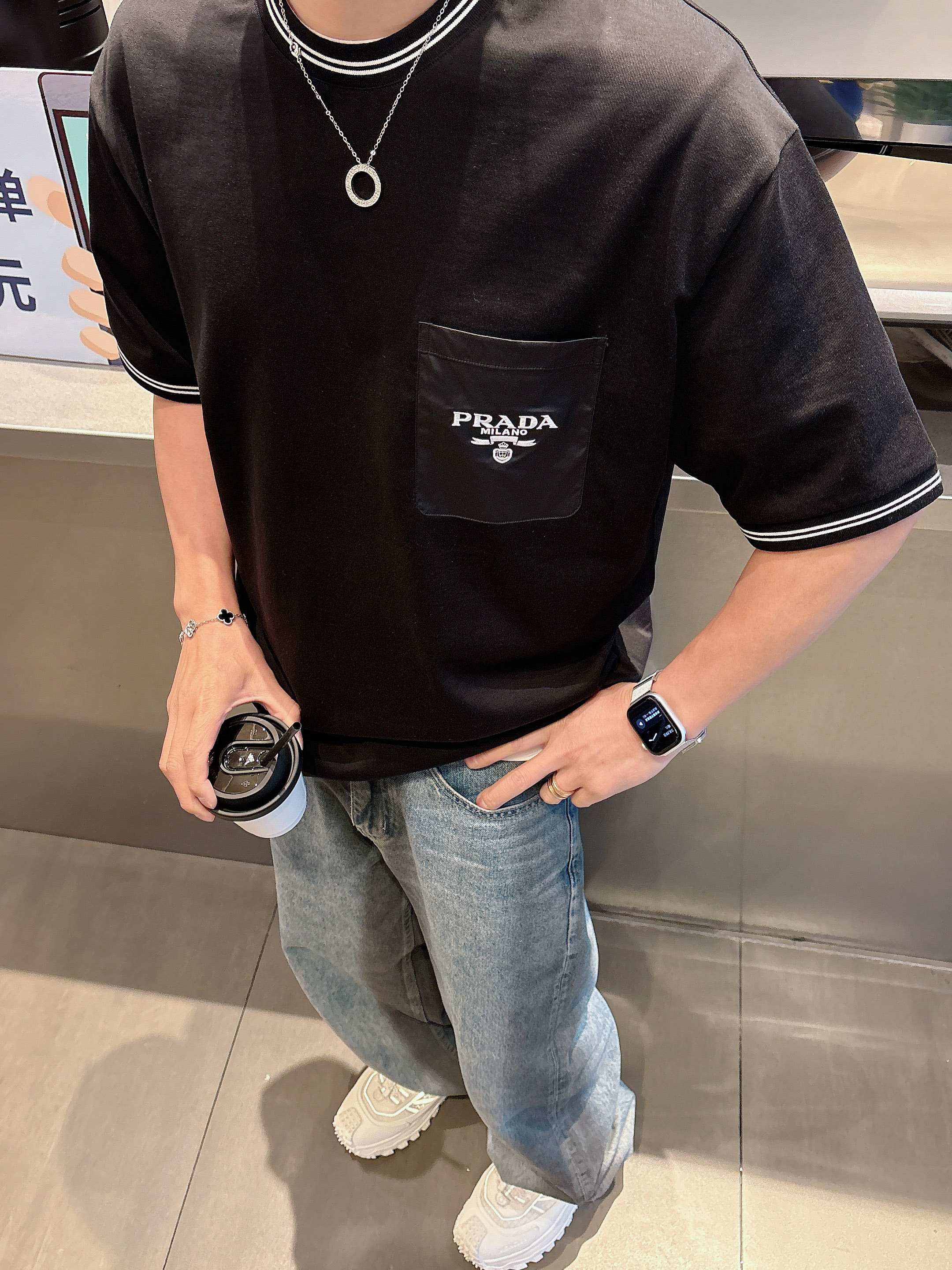 普拉达 2025春夏新款首发专柜最新款短袖圆领T恤 高端订制 设计前卫时尚！品牌logo重工艺设计 高端