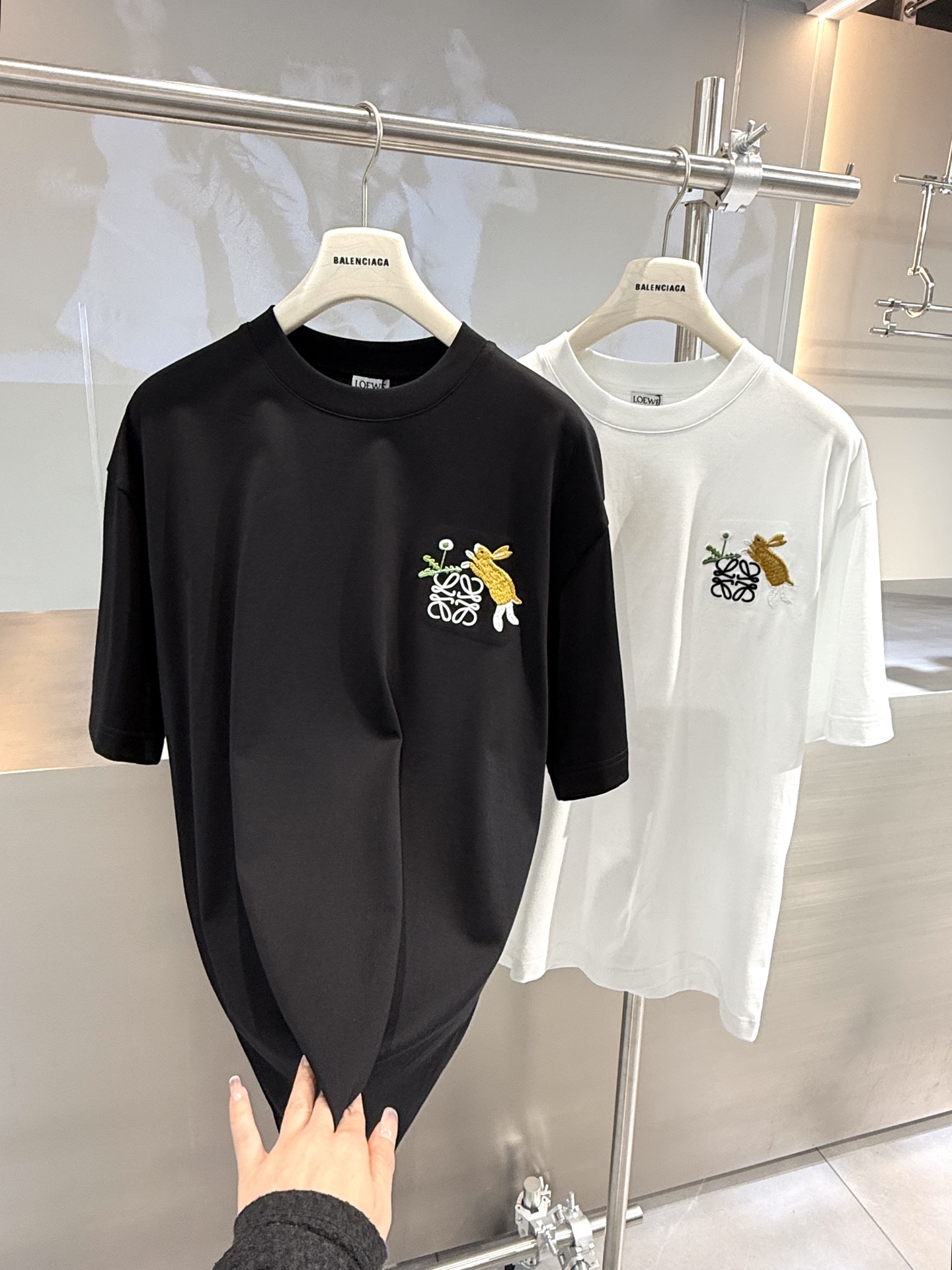 🍀 P165   罗意威  2025春夏新款首发专柜最新款短袖圆领T恤 高端订制 设计前卫时尚！品牌logo重工艺设计 高端定制丝光云朵棉面料.手感柔软.穿着舒适.专柜级别精致车线.做工精细.上身效果无敌帅气！型男必备单品！
颜色：黑色 白色
码数：M-3XL