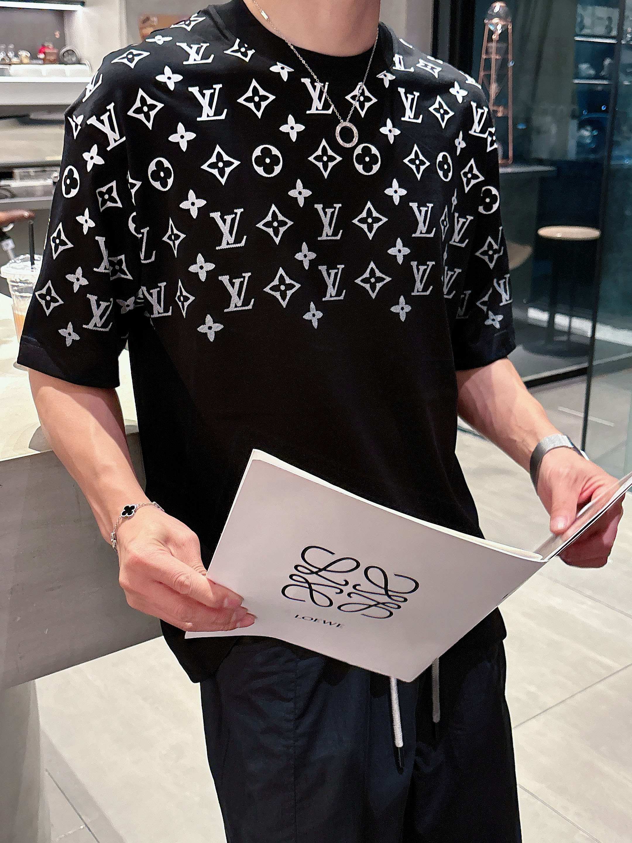 LV 2025春夏新款首发专柜最新款短袖圆领T恤 高端订制 设计前卫时尚！品牌logo重工艺设计 高端定