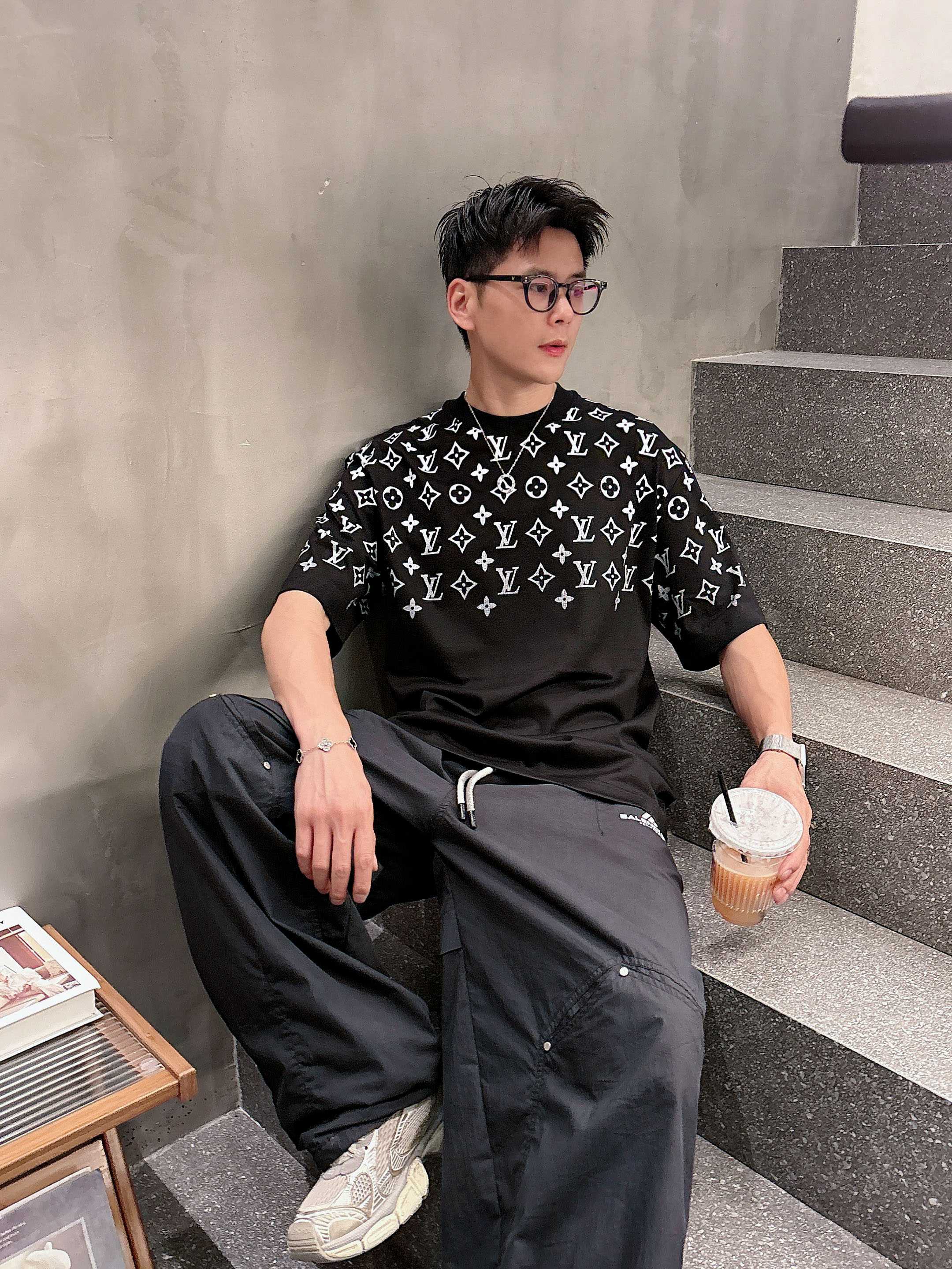 LV 2025春夏新款首发专柜最新款短袖圆领T恤 高端订制 设计前卫时尚！品牌logo重工艺设计 高端定