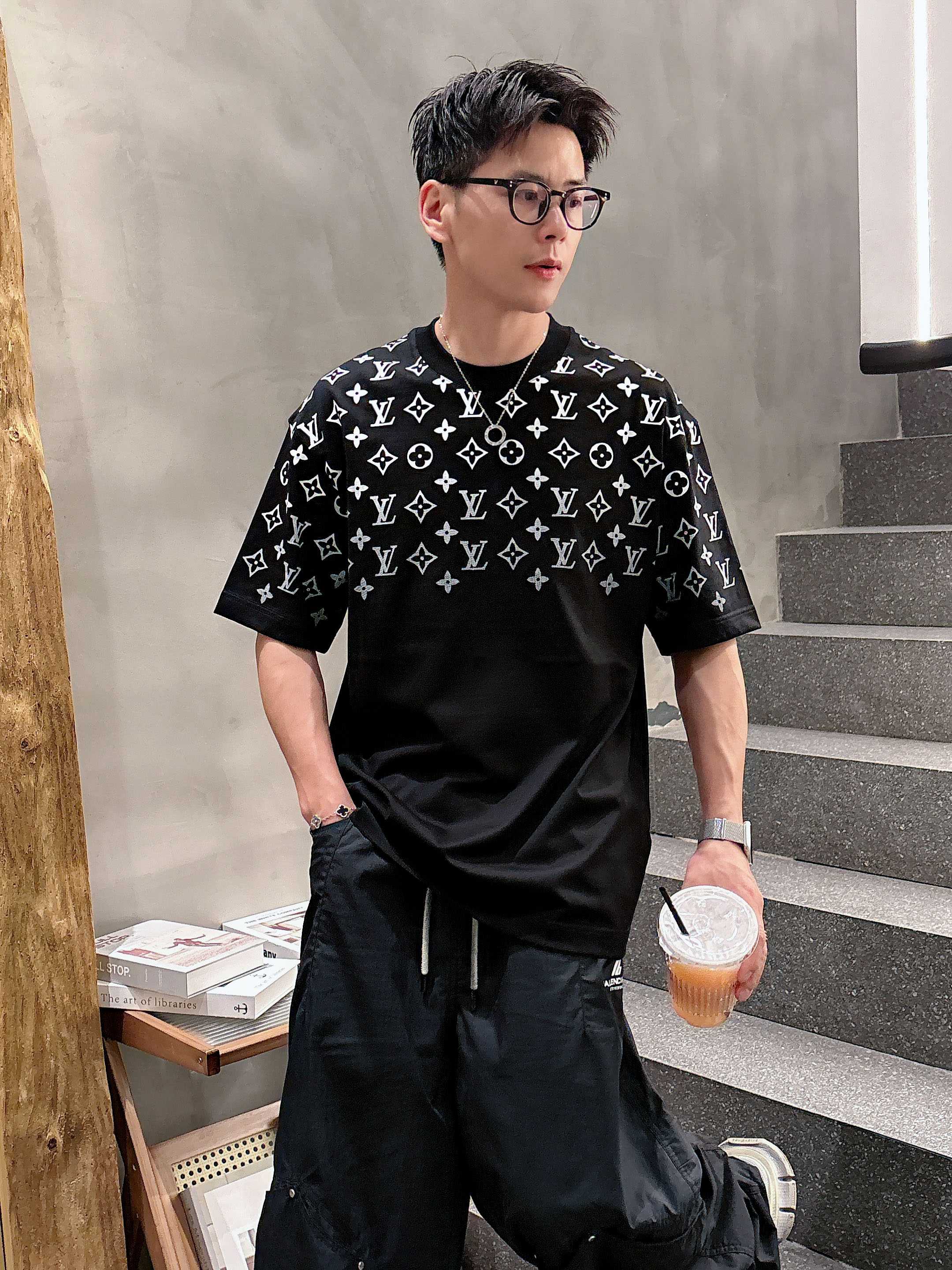 LV 2025春夏新款首发专柜最新款短袖圆领T恤 高端订制 设计前卫时尚！品牌logo重工艺设计 高端定