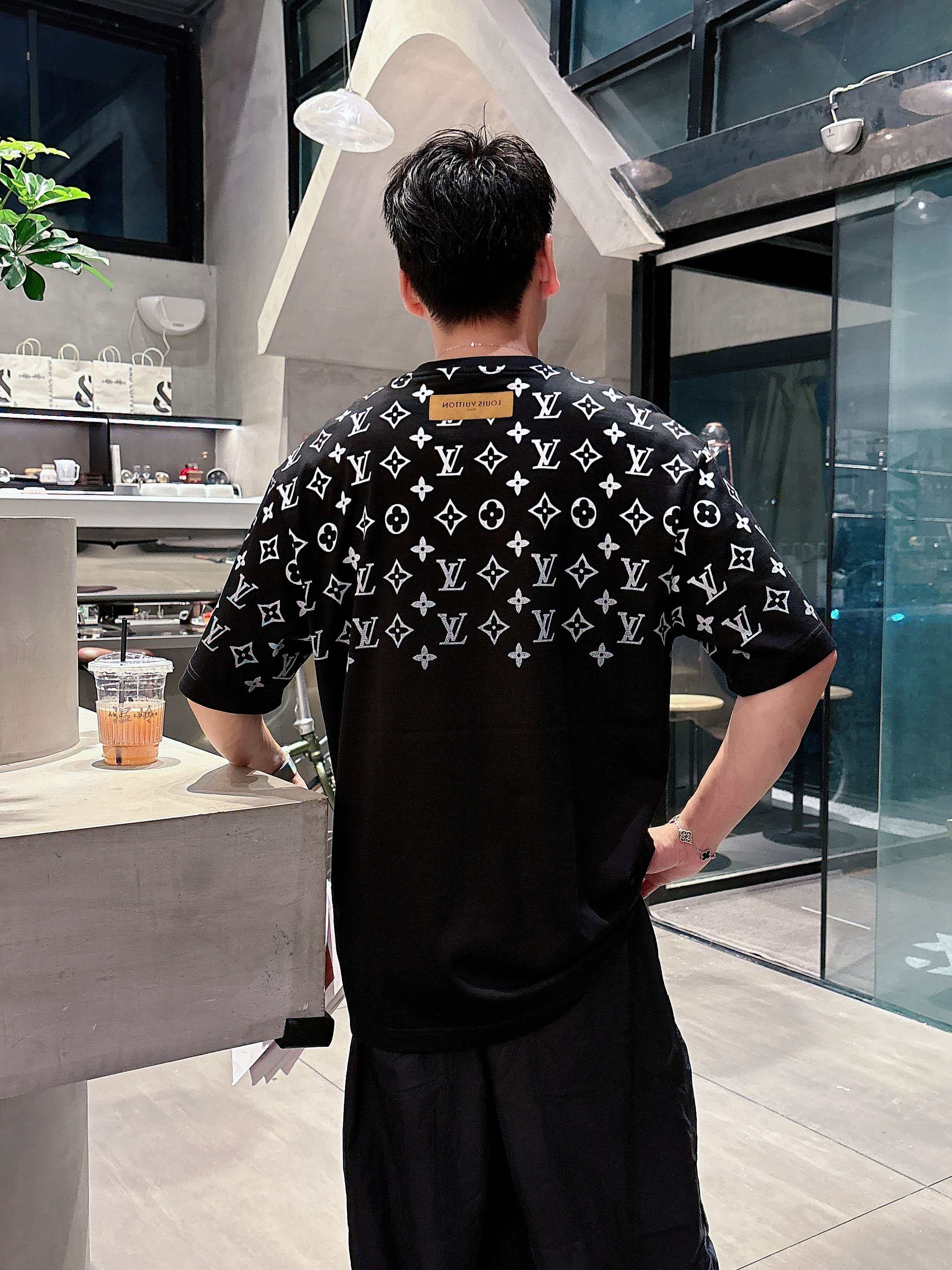 LV 2025春夏新款首发专柜最新款短袖圆领T恤 高端订制 设计前卫时尚！品牌logo重工艺设计 高端定