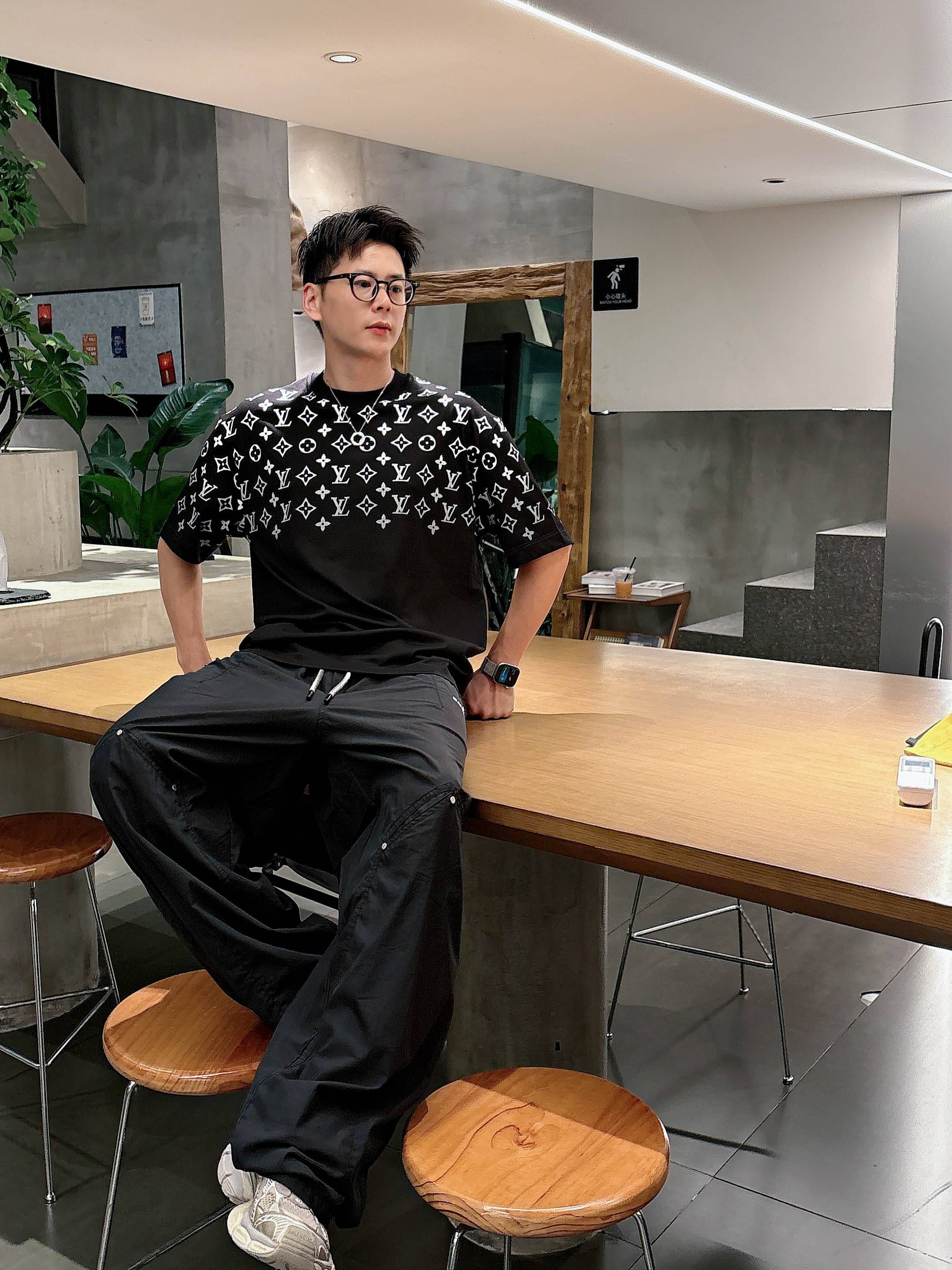 LV 2025春夏新款首发专柜最新款短袖圆领T恤 高端订制 设计前卫时尚！品牌logo重工艺设计 高端定