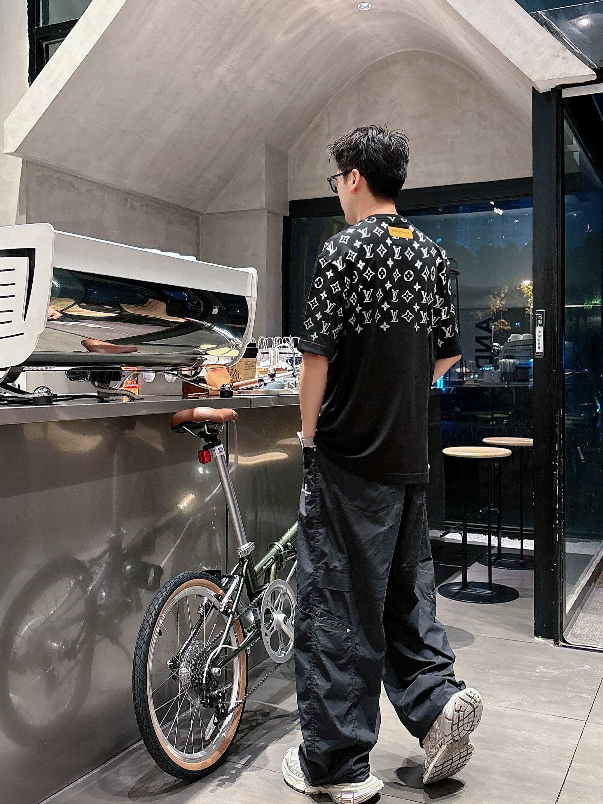 LV 2025春夏新款首发专柜最新款短袖圆领T恤 高端订制 设计前卫时尚！品牌logo重工艺设计 高端定