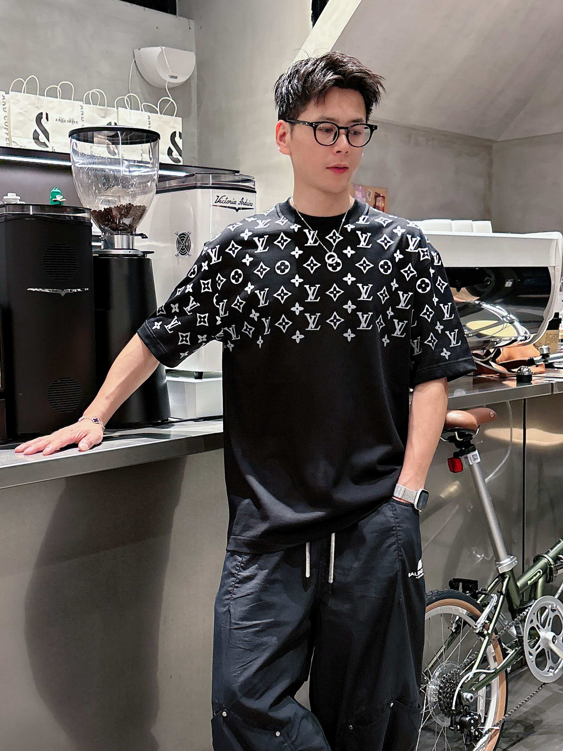 LV 2025春夏新款首发专柜最新款短袖圆领T恤 高端订制 设计前卫时尚！品牌logo重工艺设计 高端定